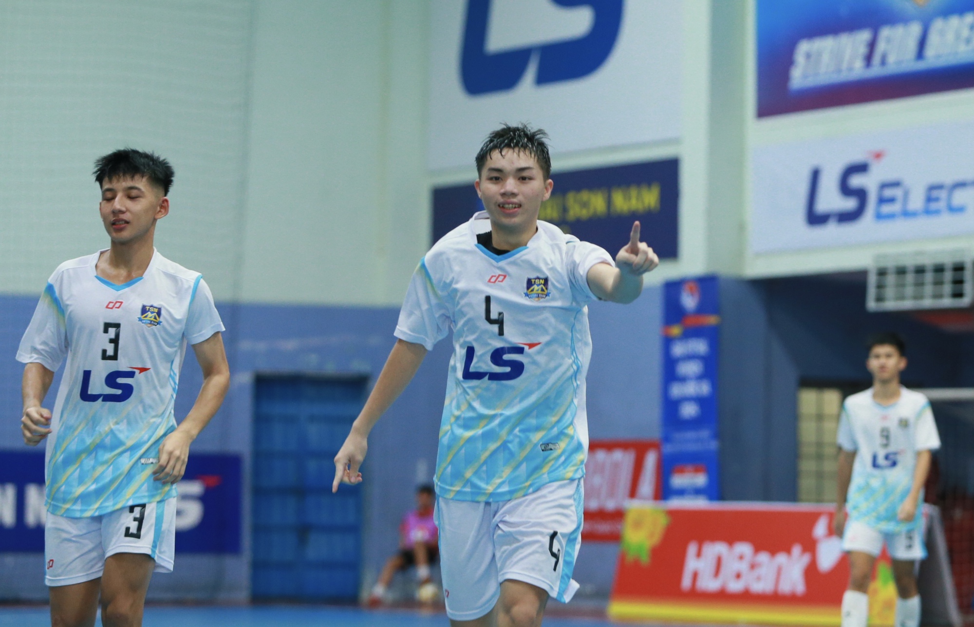 Futsal U20 Quốc gia: Th&aacute;i Sơn Nam TP HCM v&agrave; Sahako dội mưa b&agrave;n thắng, gi&agrave;nh 2 vị tr&iacute; đầu bảng- Ảnh 1.