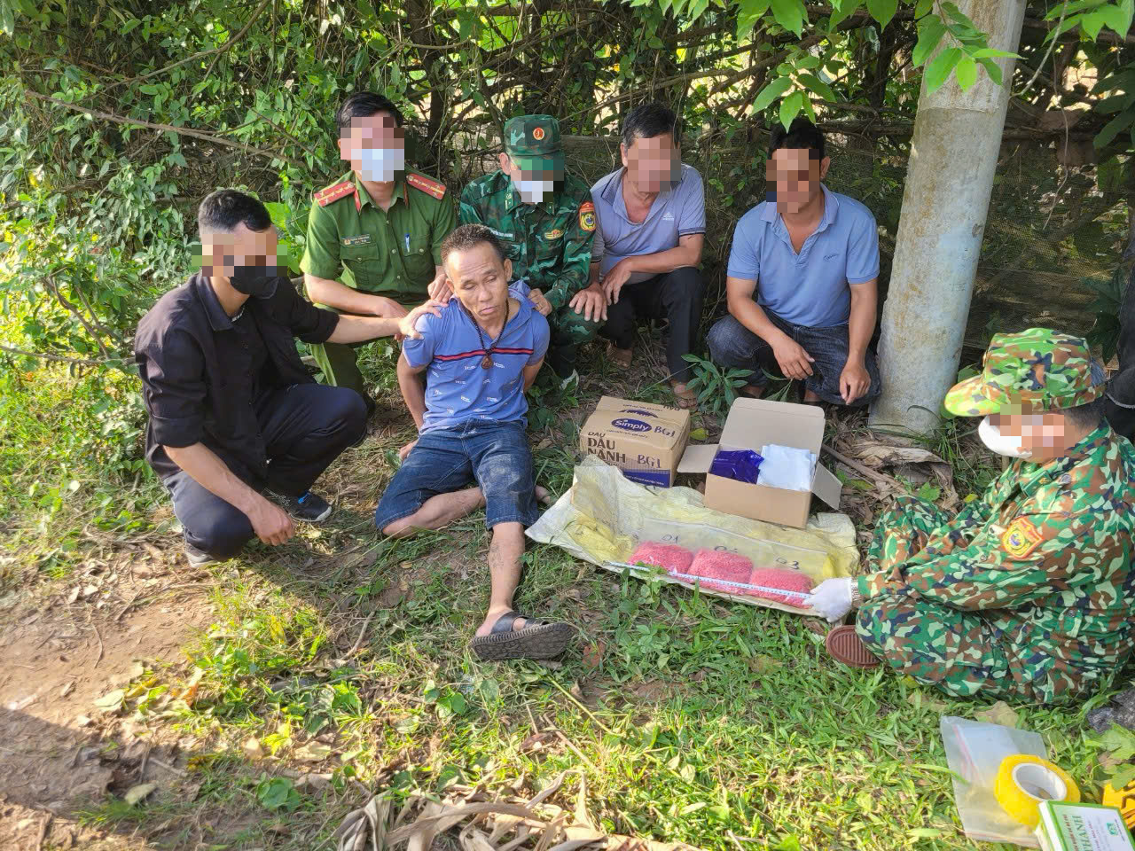 Bắt người đ&agrave;n &ocirc;ng vận chuyển số lượng lớn ma t&uacute;y l&uacute;c rạng s&aacute;ng- Ảnh 1.