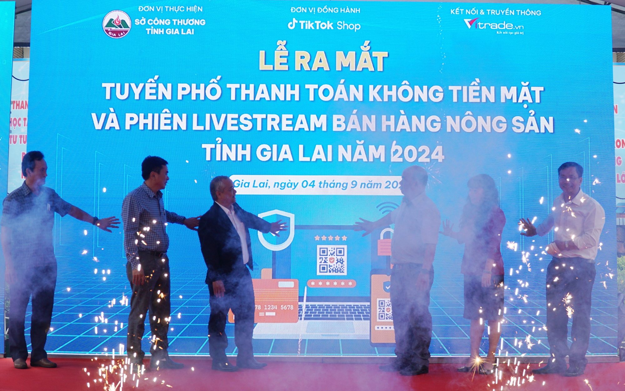 Gia Lai ra mắt tuyến phố không dùng tiền mặt