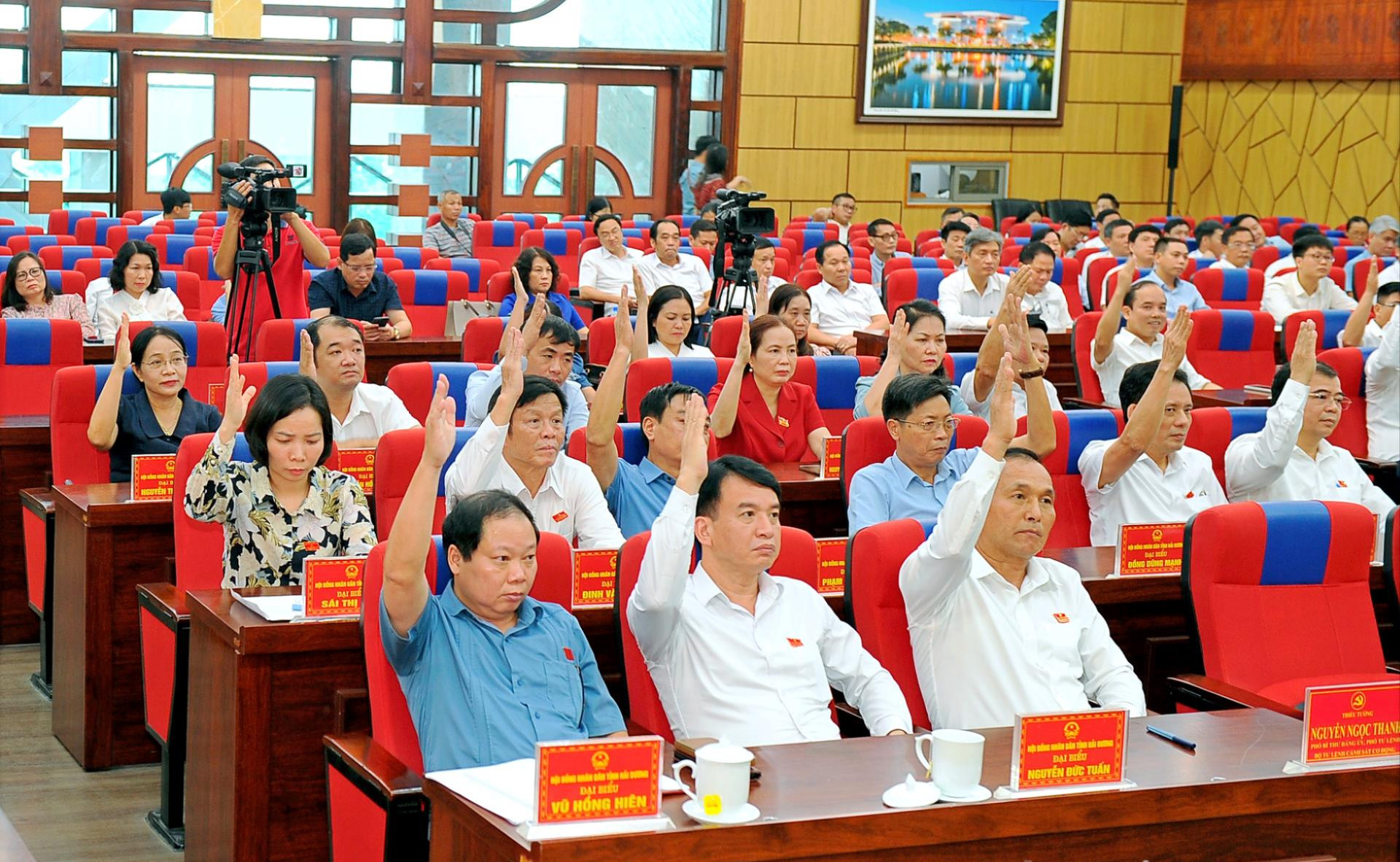 Nguyên Tư lệnh CSCĐ Lê Ngọc Châu được bầu làm Chủ tịch UBND tỉnh Hải Dương- Ảnh 3.