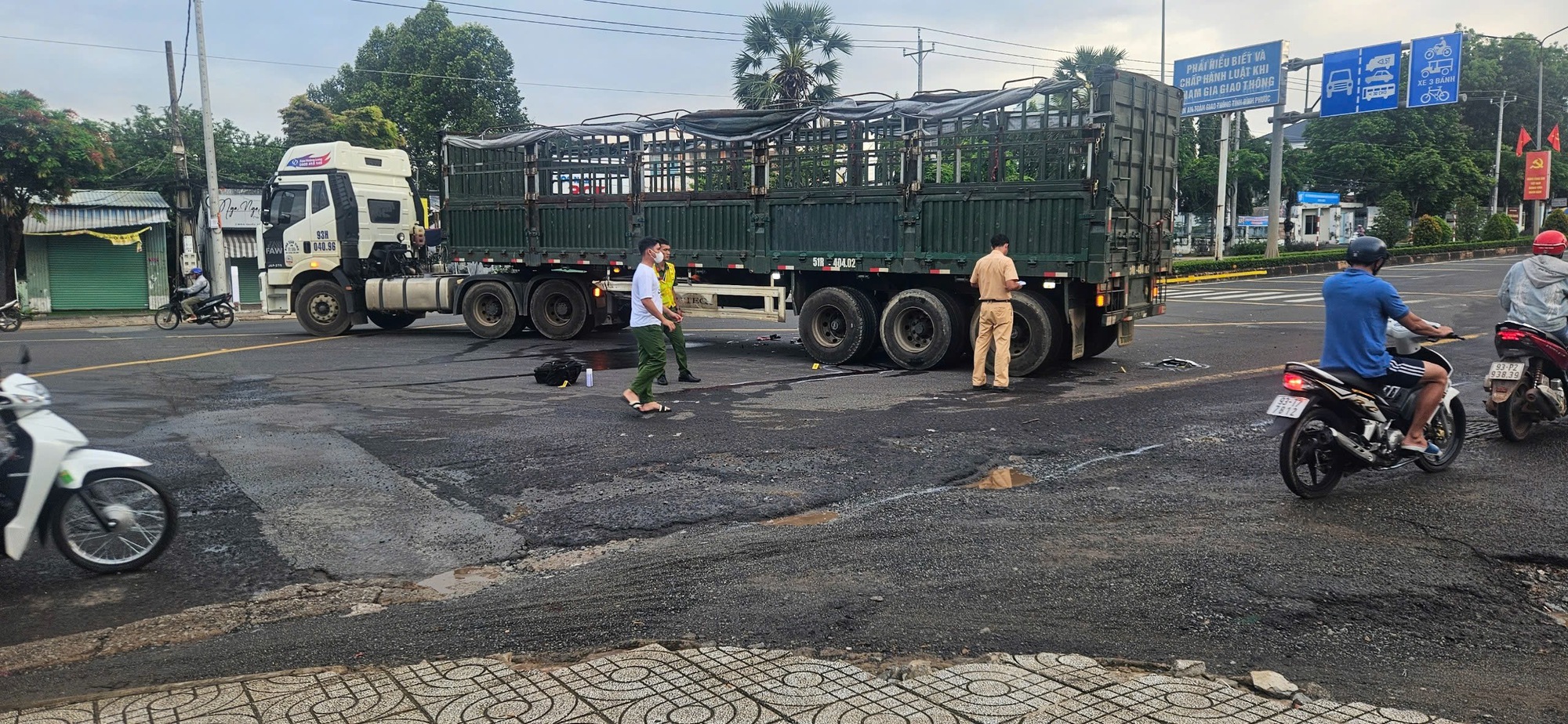 Xe m&aacute;y lao thẳng v&agrave;o xe đầu k&eacute;o, 1 người tử vong tại chỗ - Ảnh 1.