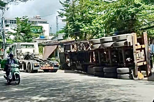 Container lật ngang, đ&egrave; n&aacute;t xe m&aacute;y ở TP HCM- Ảnh 1.