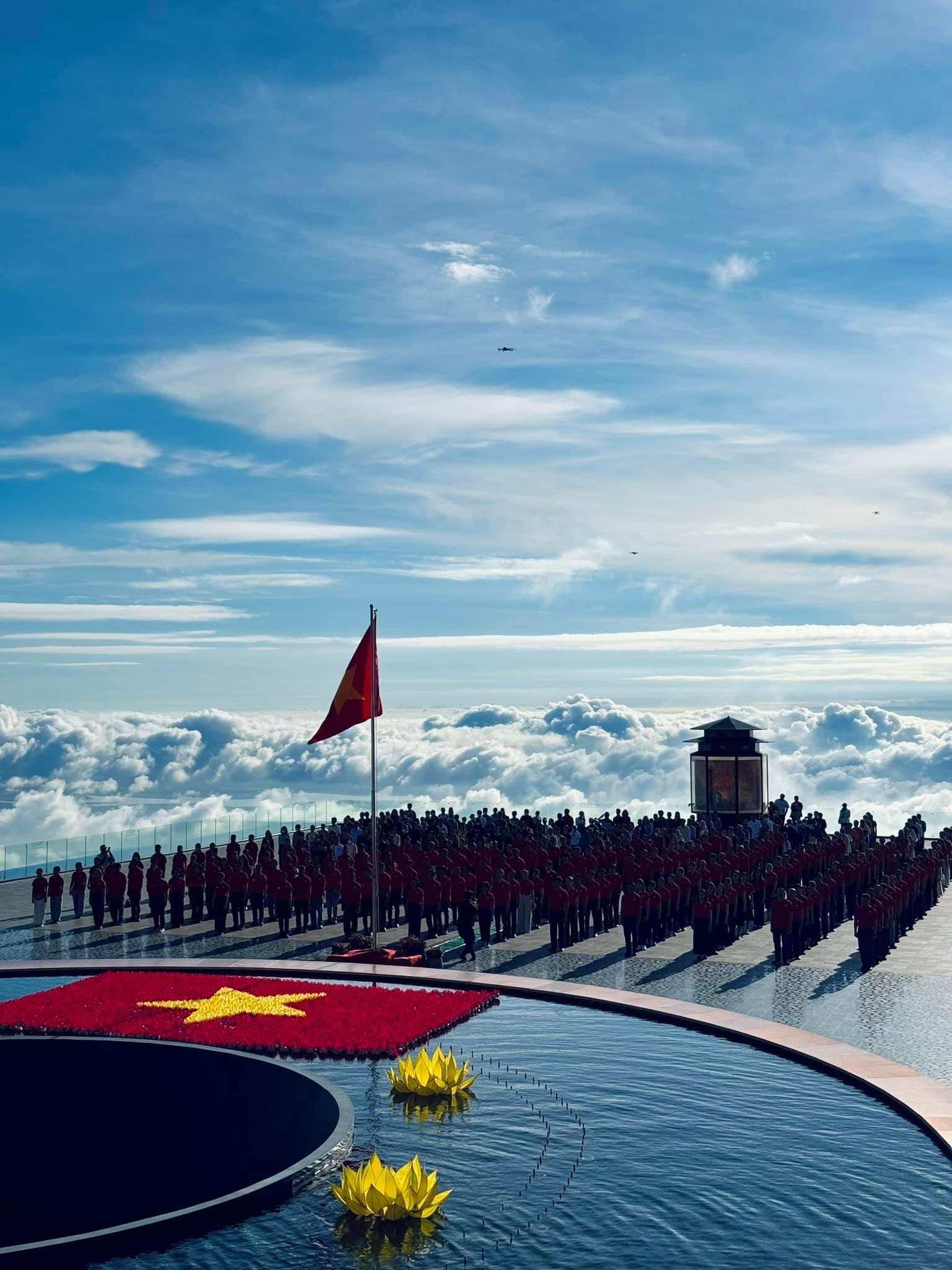 N&uacute;i B&agrave; Đen "h&uacute;t" h&agrave;ng vạn du kh&aacute;ch đến vui chơi v&agrave; tham dự d&acirc;ng đăng mừng Quốc kh&aacute;nh- Ảnh 2.
