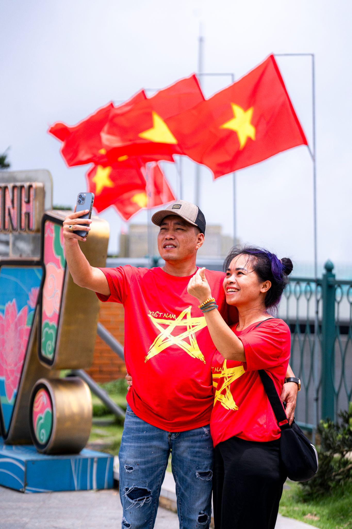N&uacute;i B&agrave; Đen "h&uacute;t" h&agrave;ng vạn du kh&aacute;ch đến vui chơi v&agrave; tham dự d&acirc;ng đăng mừng Quốc kh&aacute;nh- Ảnh 3.