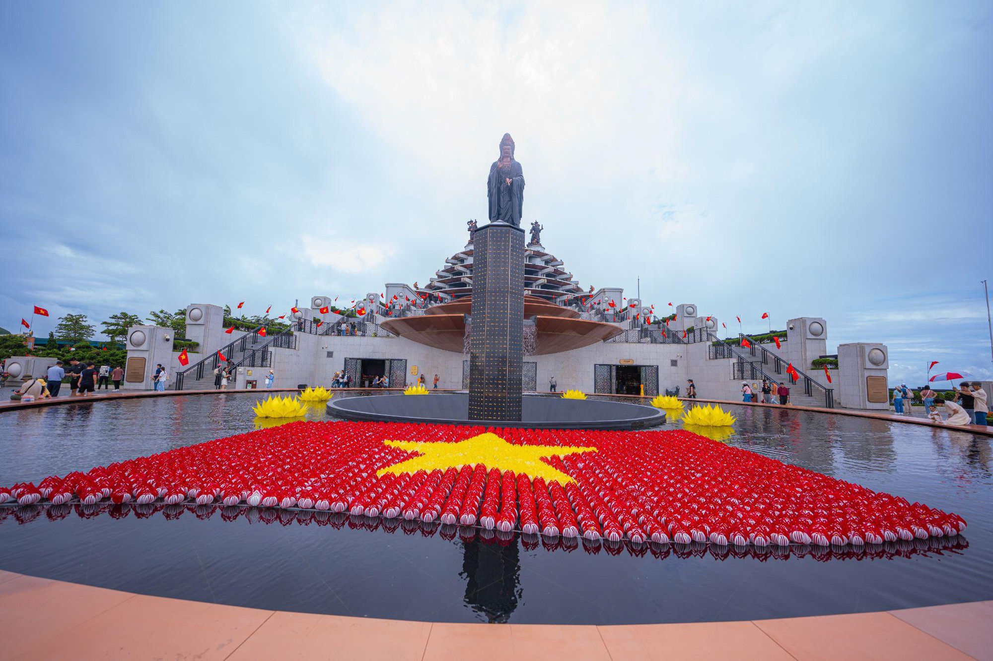 N&uacute;i B&agrave; Đen "h&uacute;t" h&agrave;ng vạn du kh&aacute;ch đến vui chơi v&agrave; tham dự d&acirc;ng đăng mừng Quốc kh&aacute;nh- Ảnh 5.