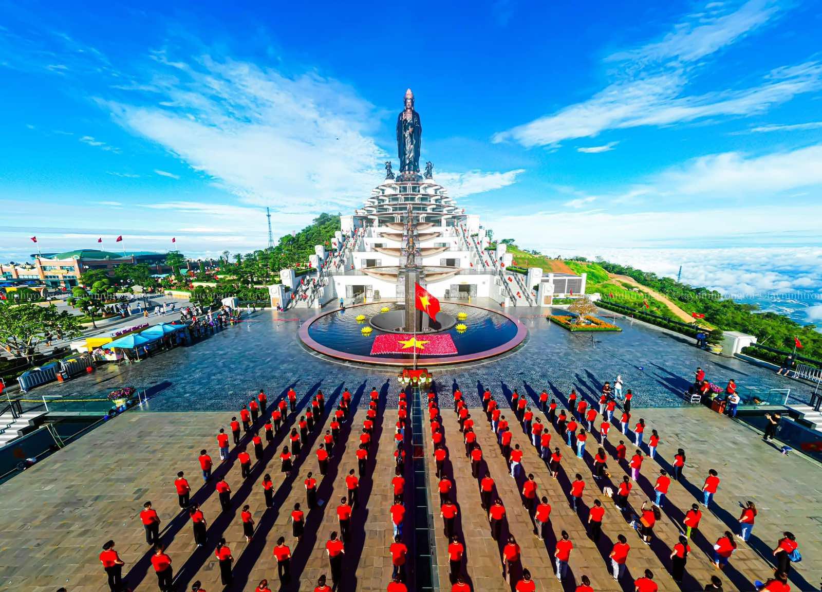 N&uacute;i B&agrave; Đen "h&uacute;t" h&agrave;ng vạn du kh&aacute;ch đến vui chơi v&agrave; tham dự d&acirc;ng đăng mừng Quốc kh&aacute;nh- Ảnh 6.