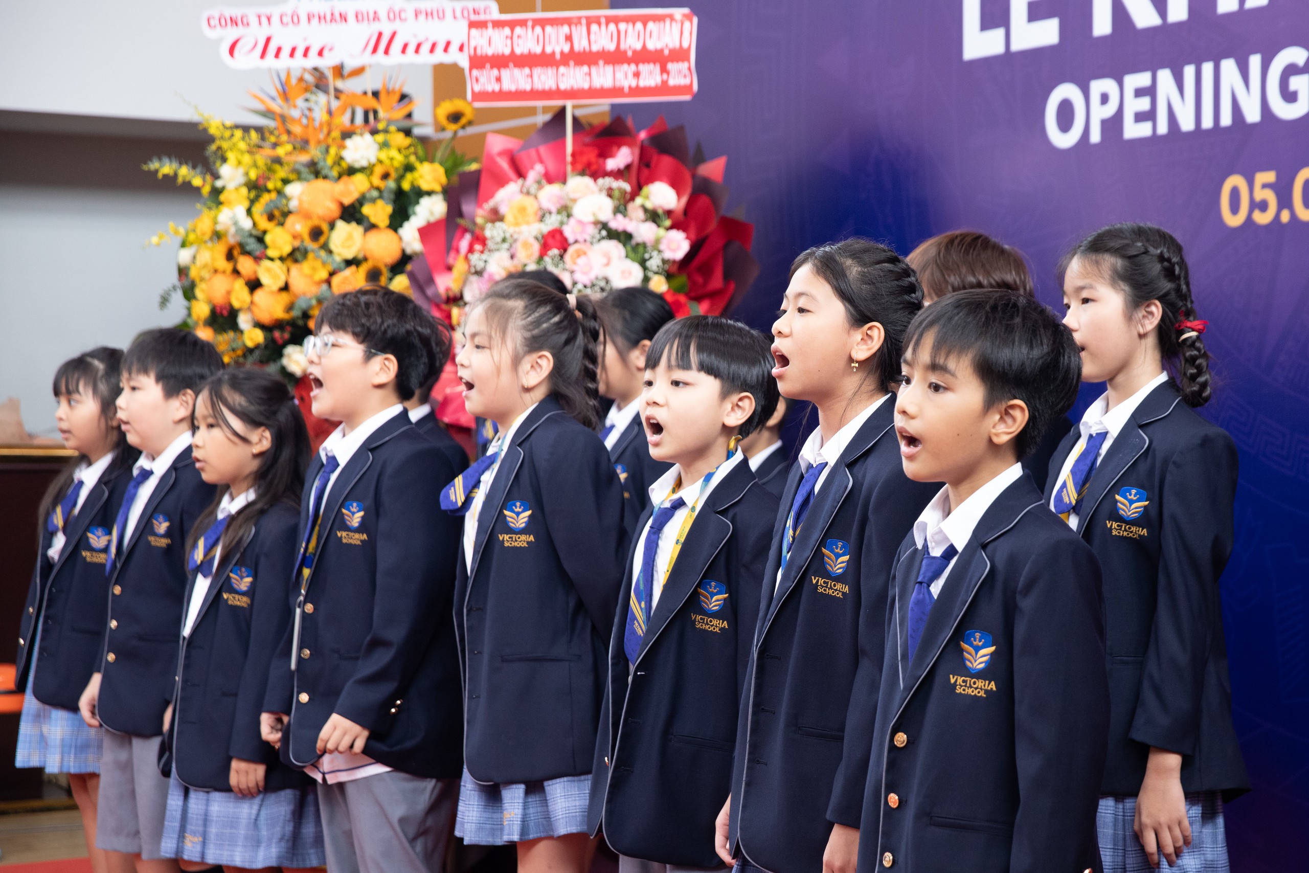C&aacute;c em học sinh biểu diễn trong buổi Lễ khai giảng