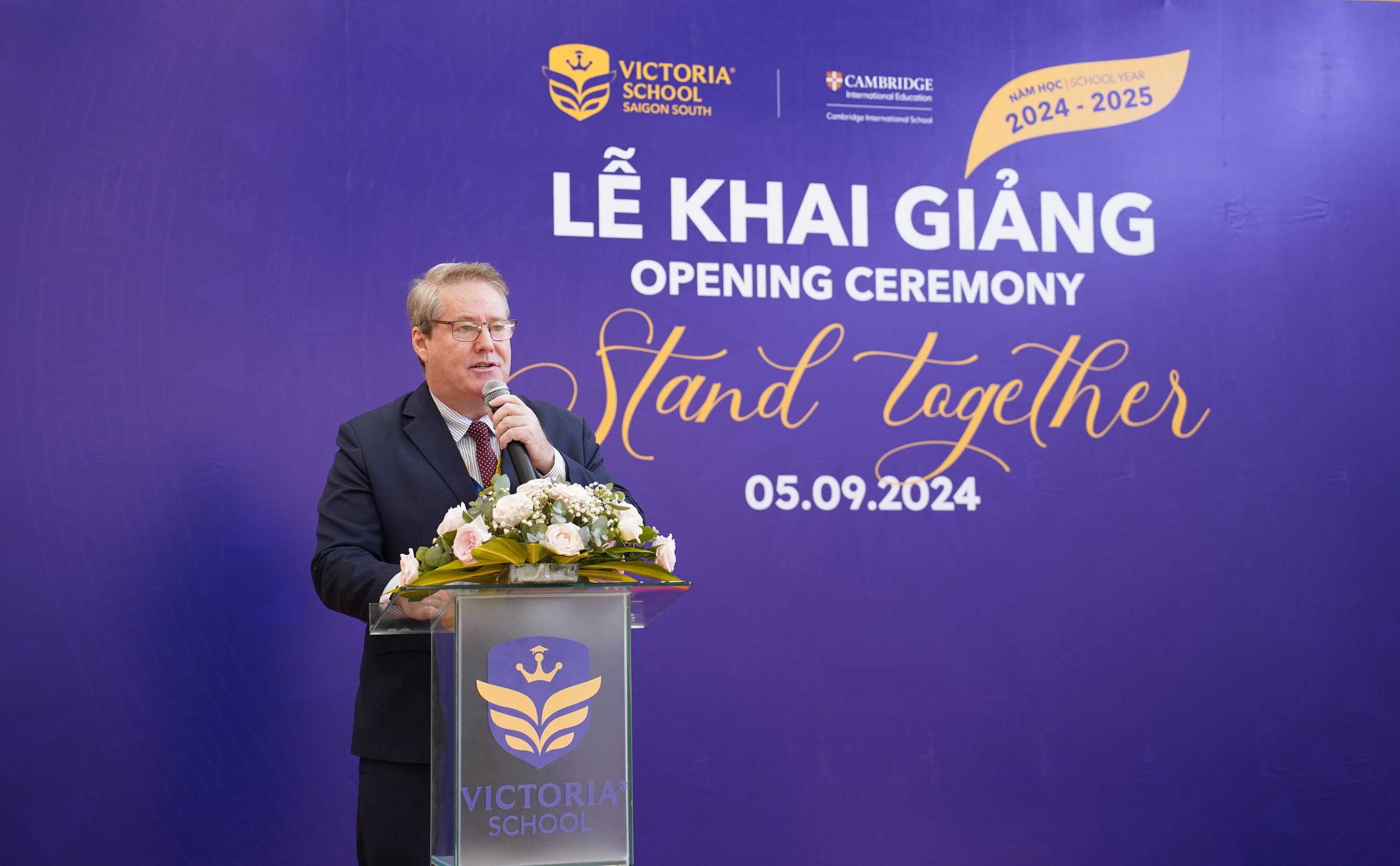 ThS. Christopher Bradley - Tổng Hiệu trưởng Victoria School - Nam S&agrave;i G&ograve;n ph&aacute;t biểu tại lễ khai giảng