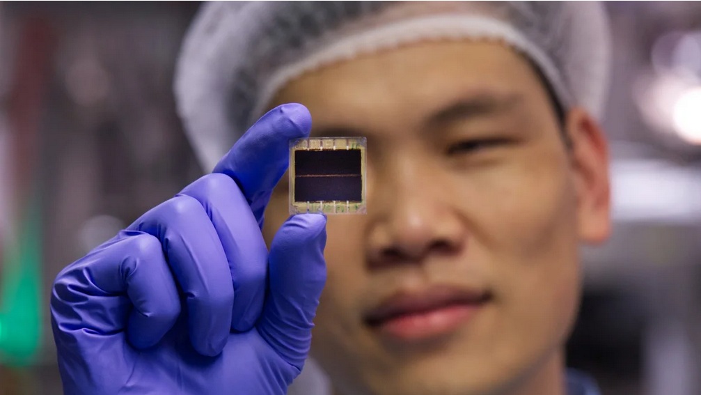 Một tấm phim mỏng làm bằng vật liệu perovskite được thử nghiệm tại Trường ĐH Oxford (Anh) Ảnh: CNN