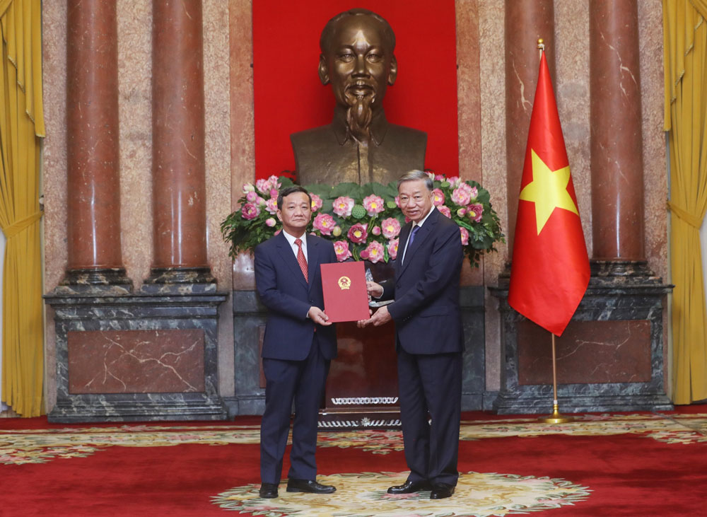 Tổng B&iacute; thư, Chủ tịch nước T&ocirc; L&acirc;m trao Quyết định bổ nhiệm Đại sứ Việt Nam tại Cộng h&ograve;a D&acirc;n chủ Nh&acirc;n d&acirc;n L&agrave;o cho &ocirc;ng Nguyễn Minh T&acirc;m. Ảnh: TTXVN