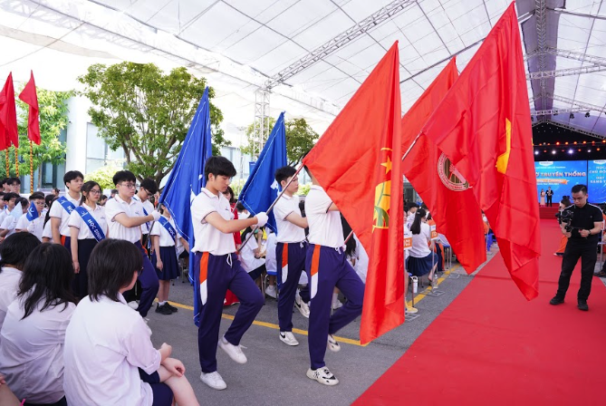 Những h&igrave;nh ảnh ấn tượng trong ng&agrave;y đầu ti&ecirc;n của năm học mới- Ảnh 16.