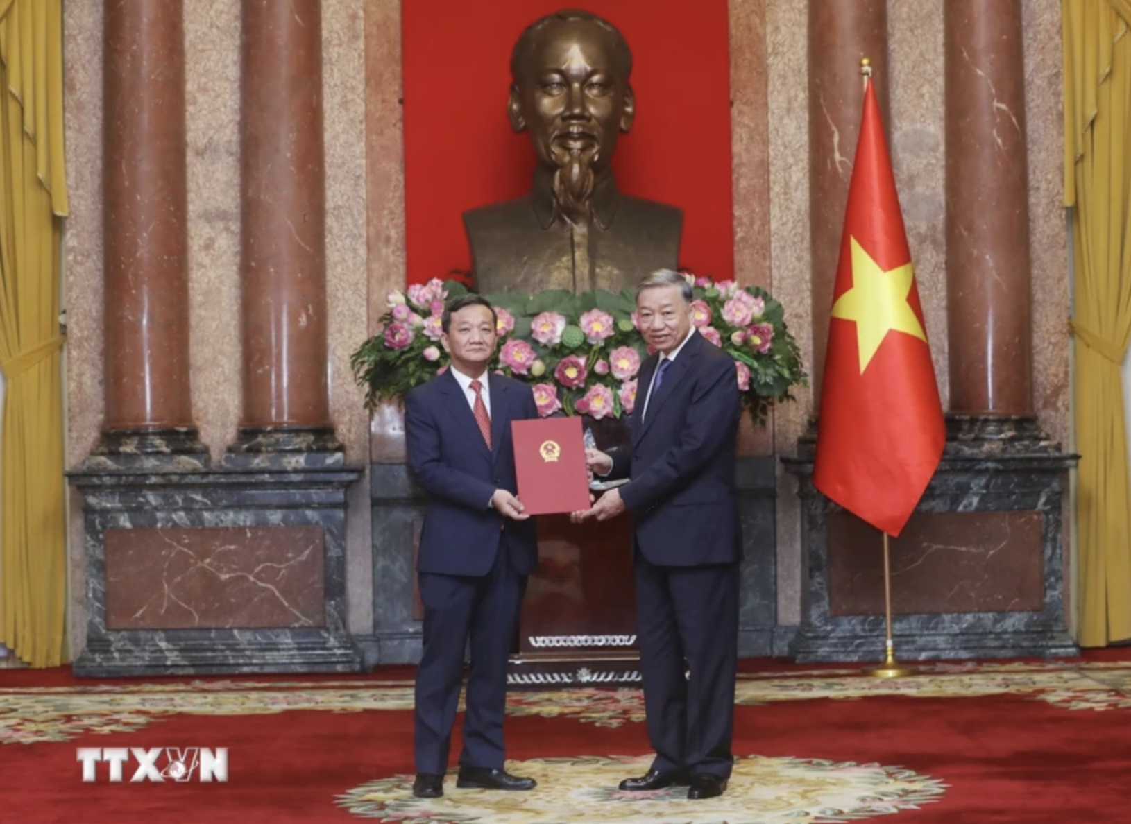Tổng B&iacute; thư, Chủ tịch nước T&ocirc; L&acirc;m trao quyết định bổ nhiệm Đại sứ- Ảnh 1.