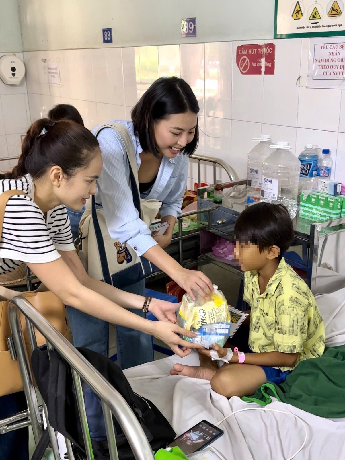 &Aacute; hậu Huỳnh Kim Anh c&ugrave;ng top 5 hoa hậu Ho&agrave;n Vũ Đ&agrave;o H&agrave; trao qu&agrave; cho bệnh nhi ngh&egrave;o- Ảnh 1.