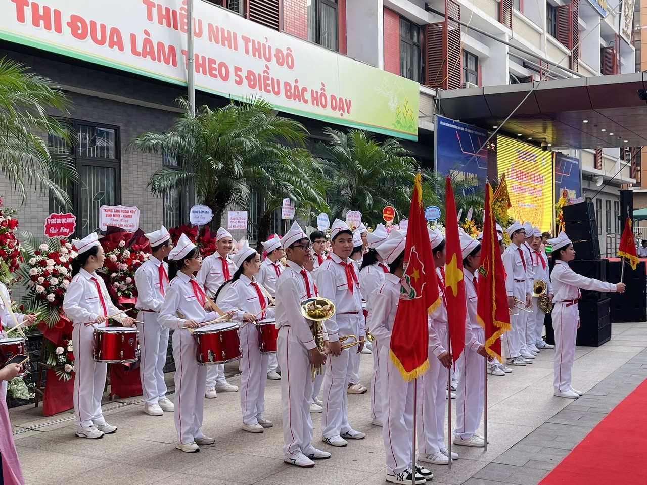 Những h&igrave;nh ảnh ấn tượng trong ng&agrave;y đầu ti&ecirc;n của năm học mới- Ảnh 14.