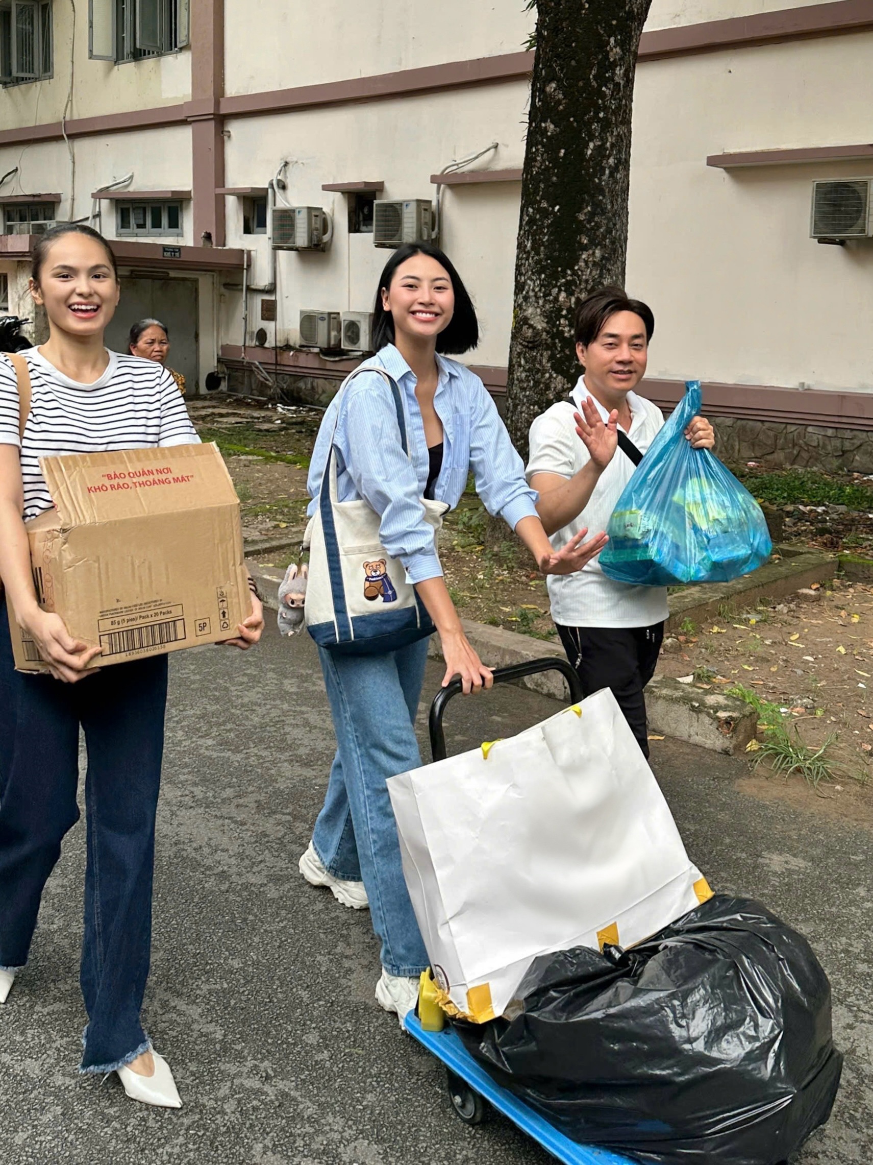 &Aacute; hậu Huỳnh Kim Anh c&ugrave;ng top 5 hoa hậu Ho&agrave;n Vũ Đ&agrave;o H&agrave; trao qu&agrave; cho bệnh nhi ngh&egrave;o- Ảnh 4.