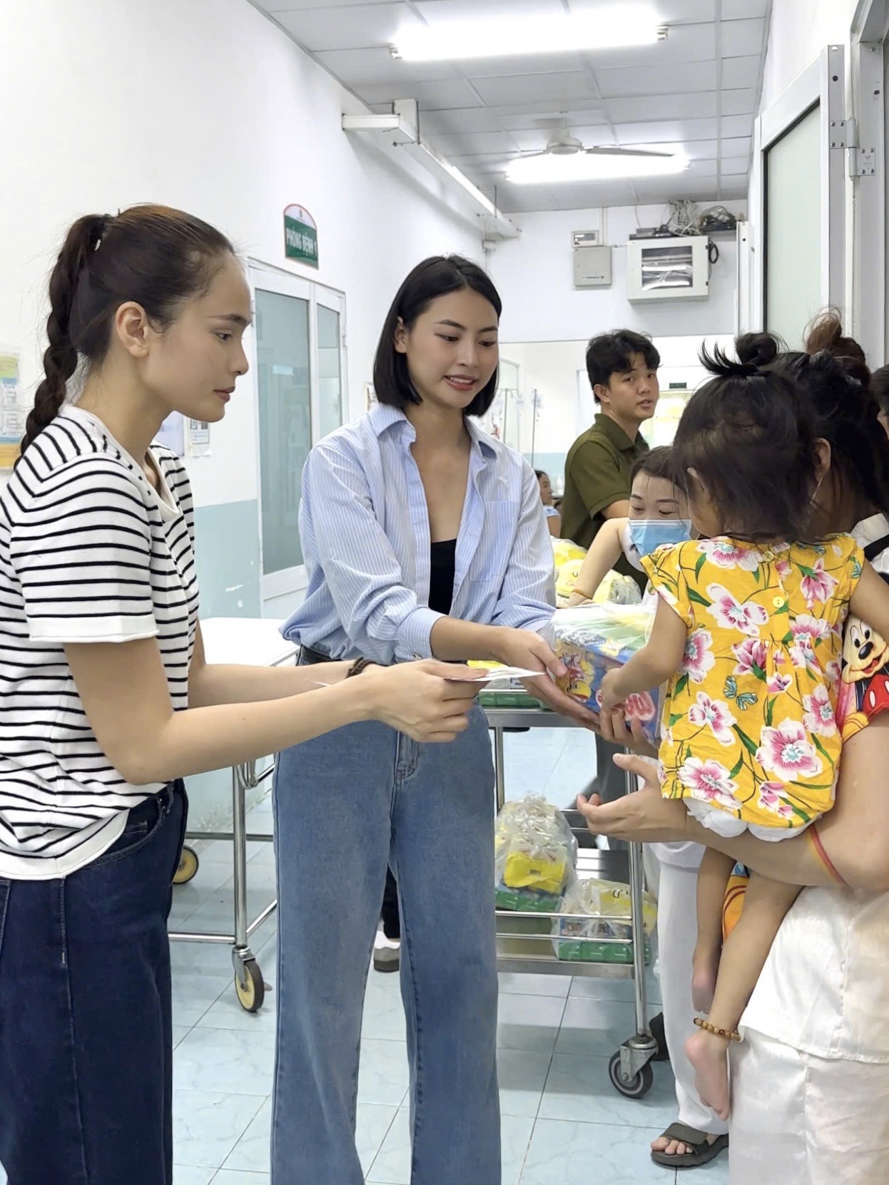 &Aacute; hậu Huỳnh Kim Anh c&ugrave;ng top 5 hoa hậu Ho&agrave;n Vũ Đ&agrave;o H&agrave; trao qu&agrave; cho bệnh nhi ngh&egrave;o- Ảnh 5.