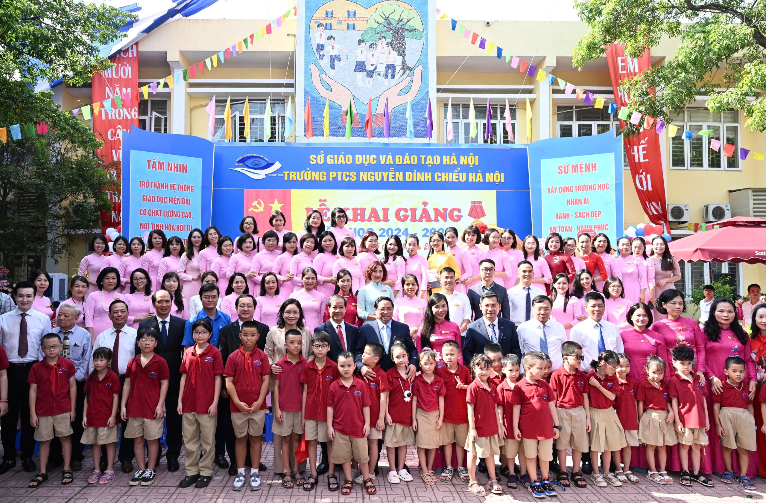 Những h&igrave;nh ảnh ấn tượng trong ng&agrave;y đầu ti&ecirc;n của năm học mới- Ảnh 3.