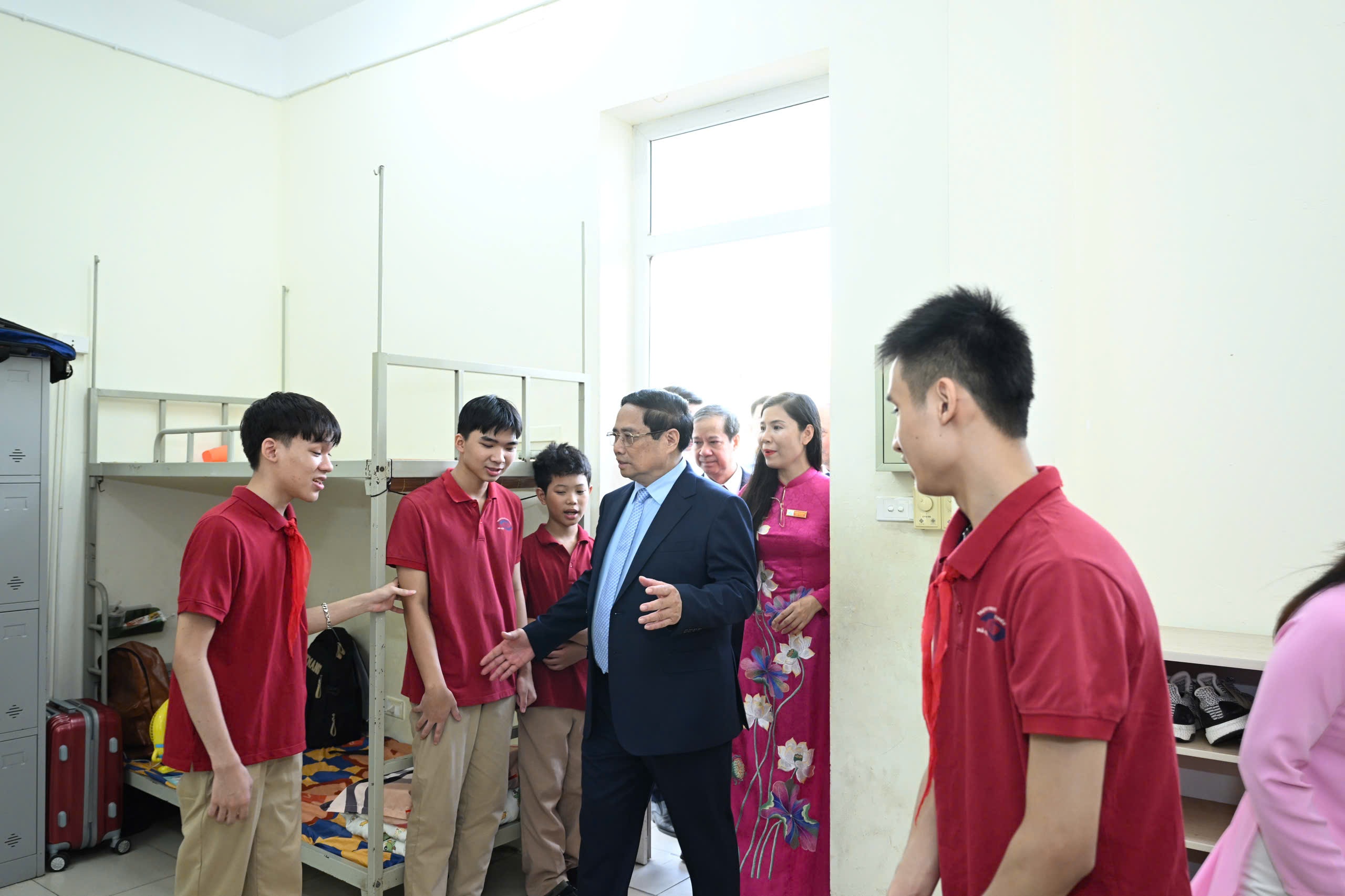 Những h&igrave;nh ảnh ấn tượng trong ng&agrave;y đầu ti&ecirc;n của năm học mới- Ảnh 4.