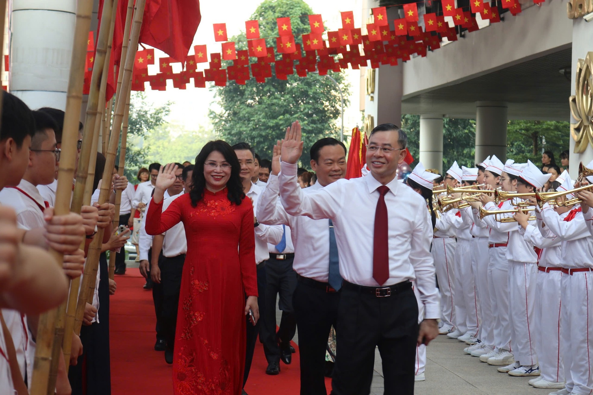 Những h&igrave;nh ảnh ấn tượng trong ng&agrave;y đầu ti&ecirc;n của năm học mới- Ảnh 13.