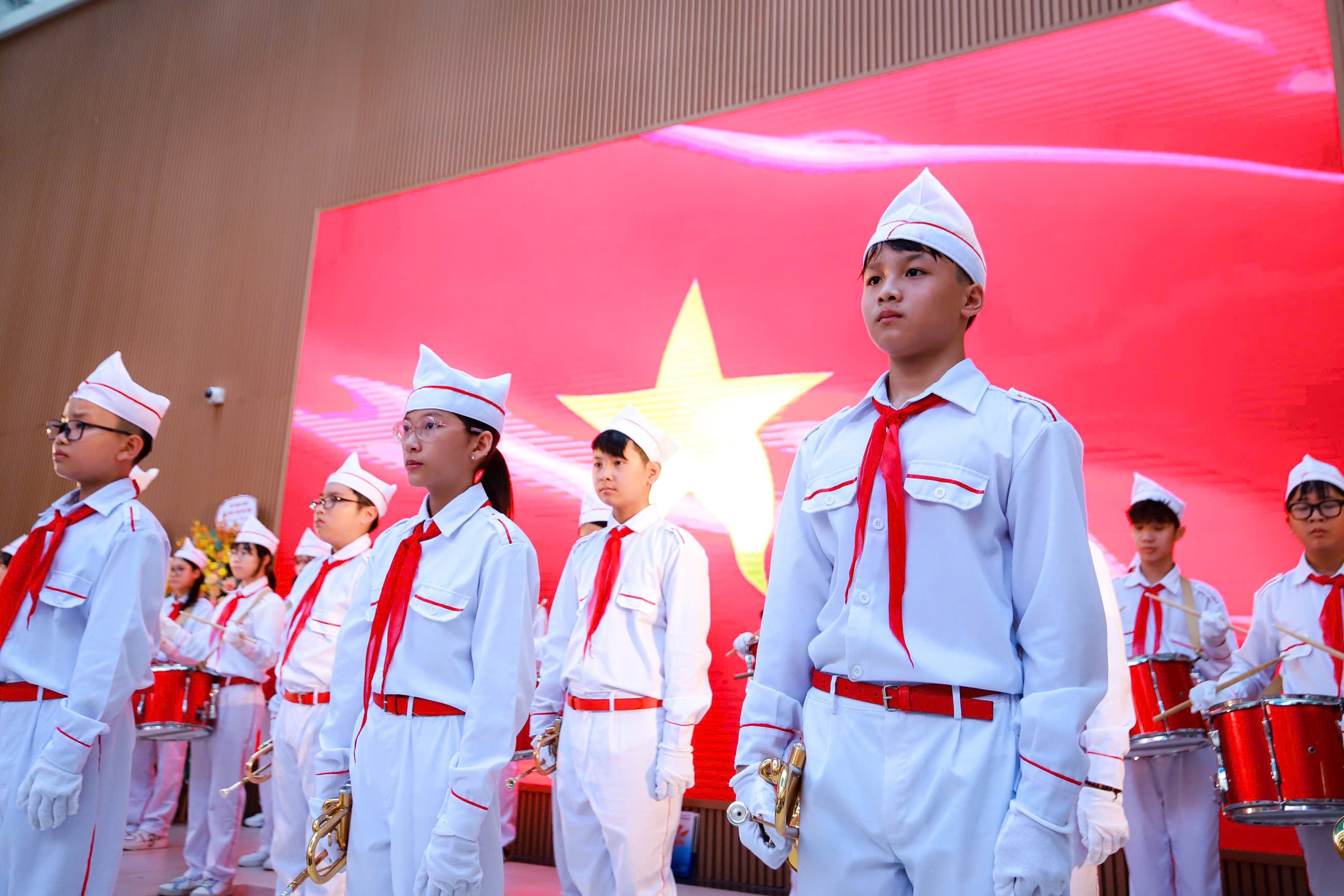 Những h&igrave;nh ảnh ấn tượng trong ng&agrave;y đầu ti&ecirc;n của năm học mới- Ảnh 7.