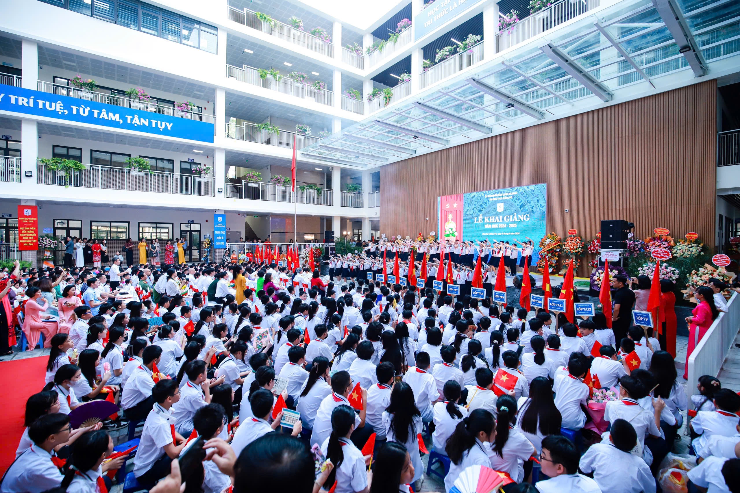 Những h&igrave;nh ảnh ấn tượng trong ng&agrave;y đầu ti&ecirc;n của năm học mới- Ảnh 8.