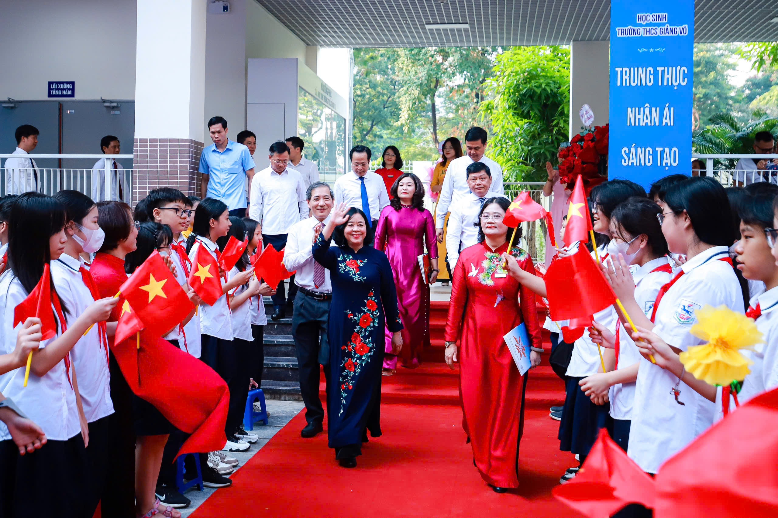 Những h&igrave;nh ảnh ấn tượng trong ng&agrave;y đầu ti&ecirc;n của năm học mới- Ảnh 6.