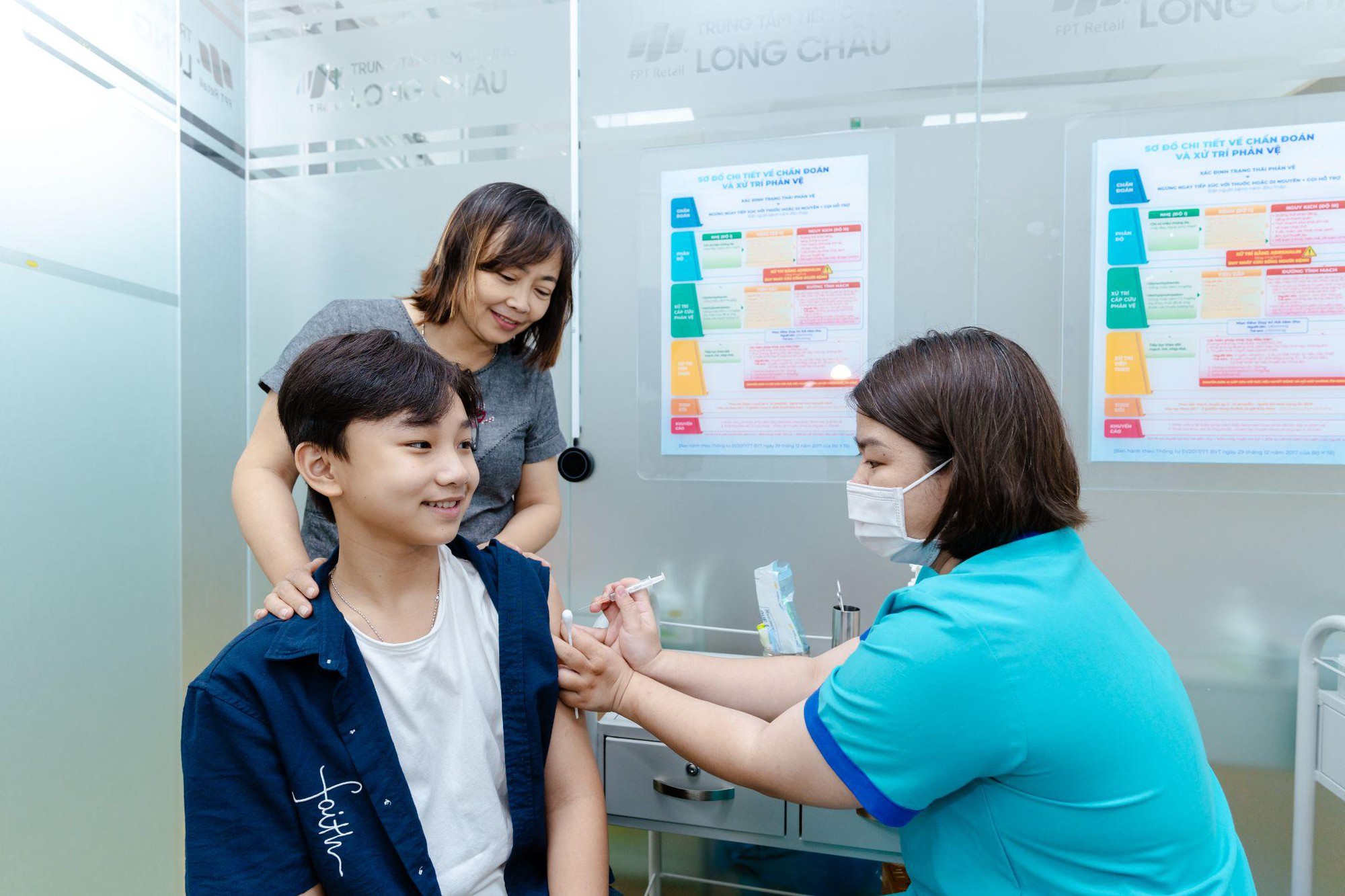 Người d&acirc;n dễ d&agrave;ng tiếp cận dịch vụ ti&ecirc;m chủng với chi ph&iacute; "dễ thở" tại FPT Long Ch&acirc;u- Ảnh 2.