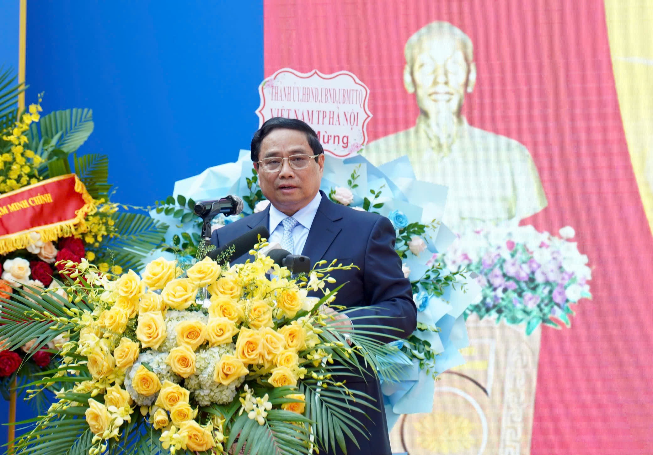 Thủ tướng Phạm Minh Ch&iacute;nh: Mỗi thầy c&ocirc; gi&aacute;o l&agrave; &aacute;nh s&aacute;ng soi đường cho học sinh- Ảnh 2.