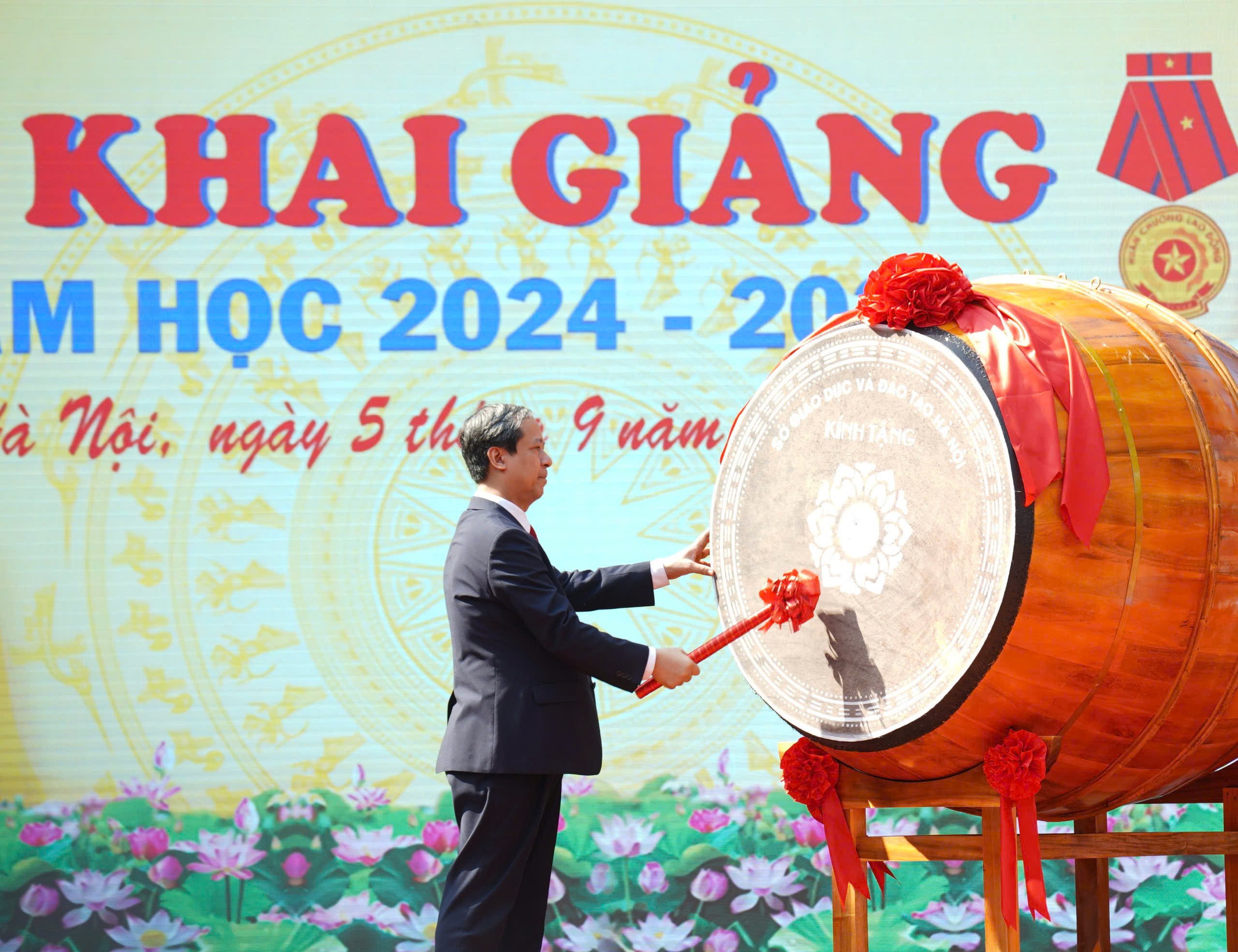 Thủ tướng Phạm Minh Ch&iacute;nh: Mỗi thầy c&ocirc; gi&aacute;o l&agrave; &aacute;nh s&aacute;ng soi đường cho học sinh- Ảnh 3.