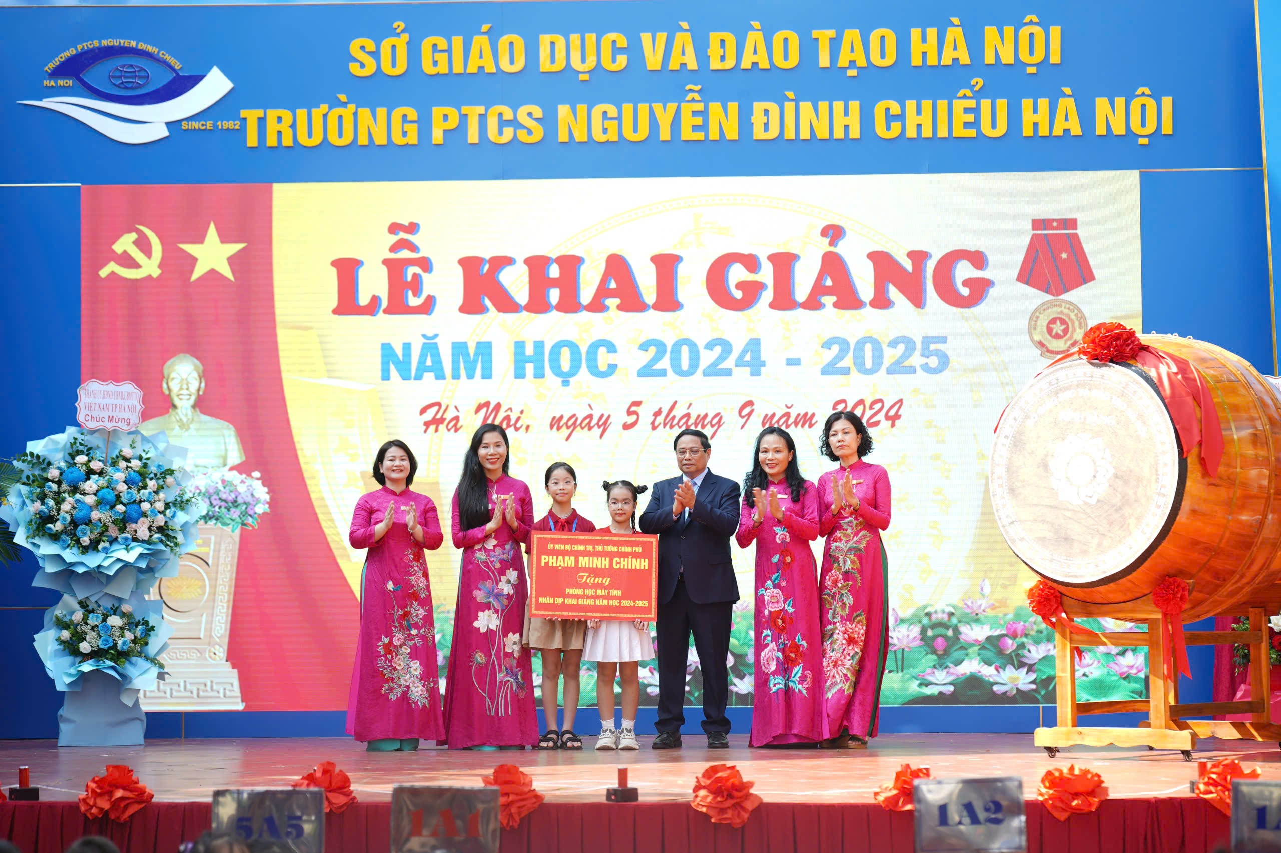 Thủ tướng Phạm Minh Ch&iacute;nh: Mỗi thầy c&ocirc; gi&aacute;o l&agrave; &aacute;nh s&aacute;ng soi đường cho học sinh- Ảnh 4.