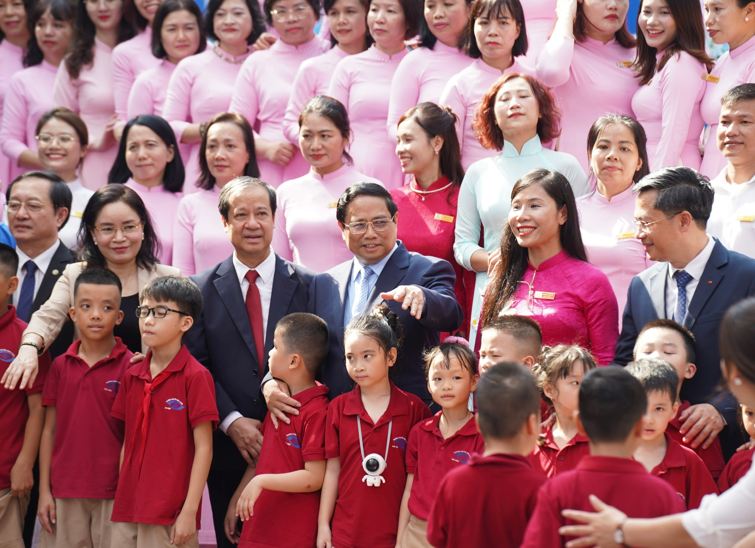 Thủ tướng Phạm Minh Ch&iacute;nh: Mỗi thầy c&ocirc; gi&aacute;o l&agrave; &aacute;nh s&aacute;ng soi đường cho học sinh- Ảnh 6.