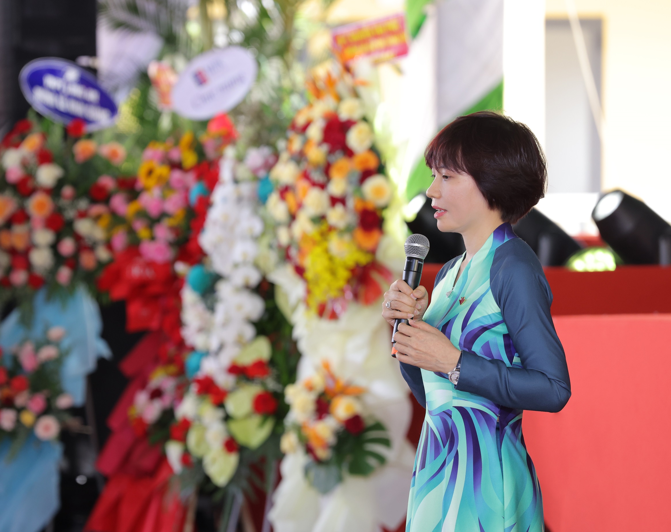 Bà Phạm Thị Nhung - thành viên Hội đồng Quản trị, Phó Tổng giám đốc thường trực ngân hàng VPBank - chia sẻ tại buổi lễ