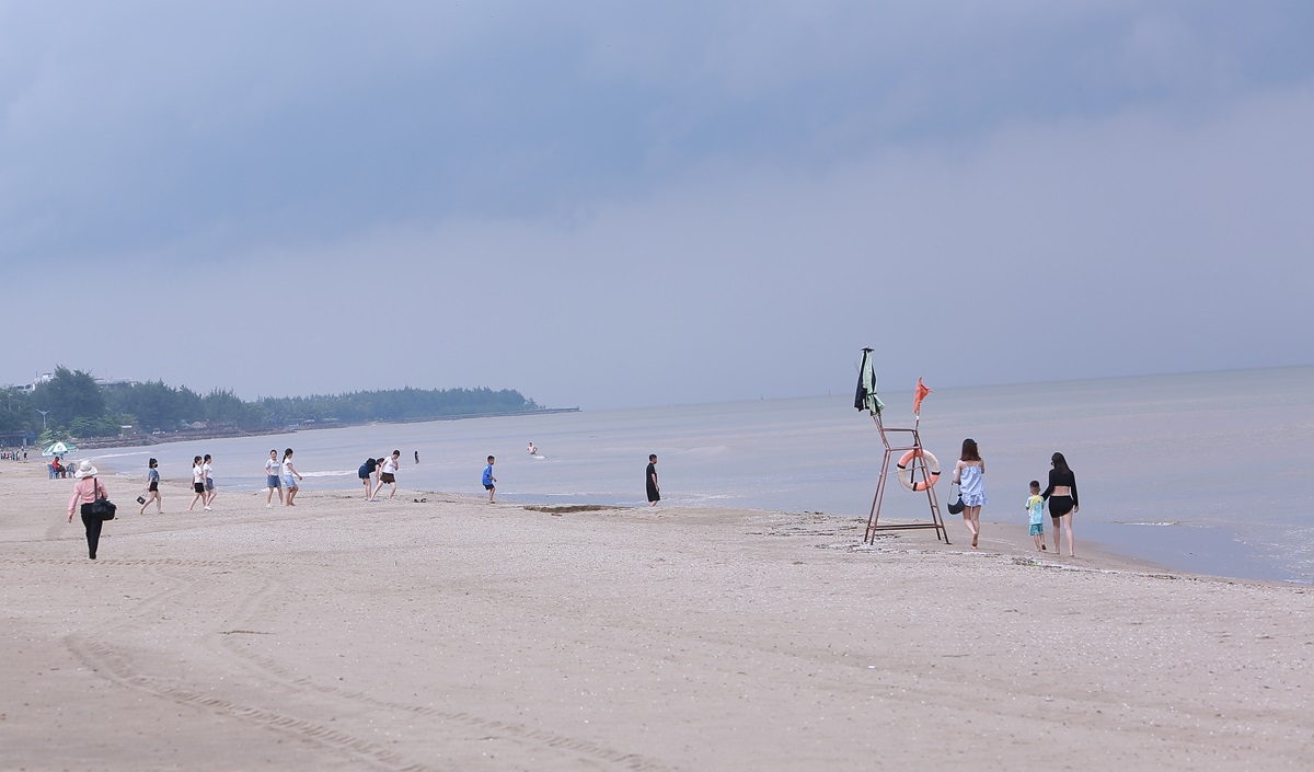 Đ&atilde; cấm biển ứng ph&oacute; si&ecirc;u b&atilde;o Yagi, du kh&aacute;ch vẫn v&ocirc; tư tắm, cưỡi ca-n&ocirc; ở biển Sầm Sơn- Ảnh 2.