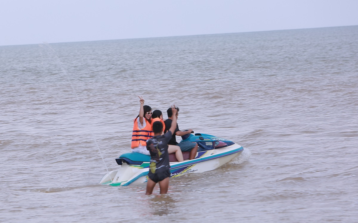 Đ&atilde; cấm biển ứng ph&oacute; si&ecirc;u b&atilde;o Yagi, du kh&aacute;ch vẫn v&ocirc; tư tắm, cưỡi ca-n&ocirc; ở biển Sầm Sơn- Ảnh 11.