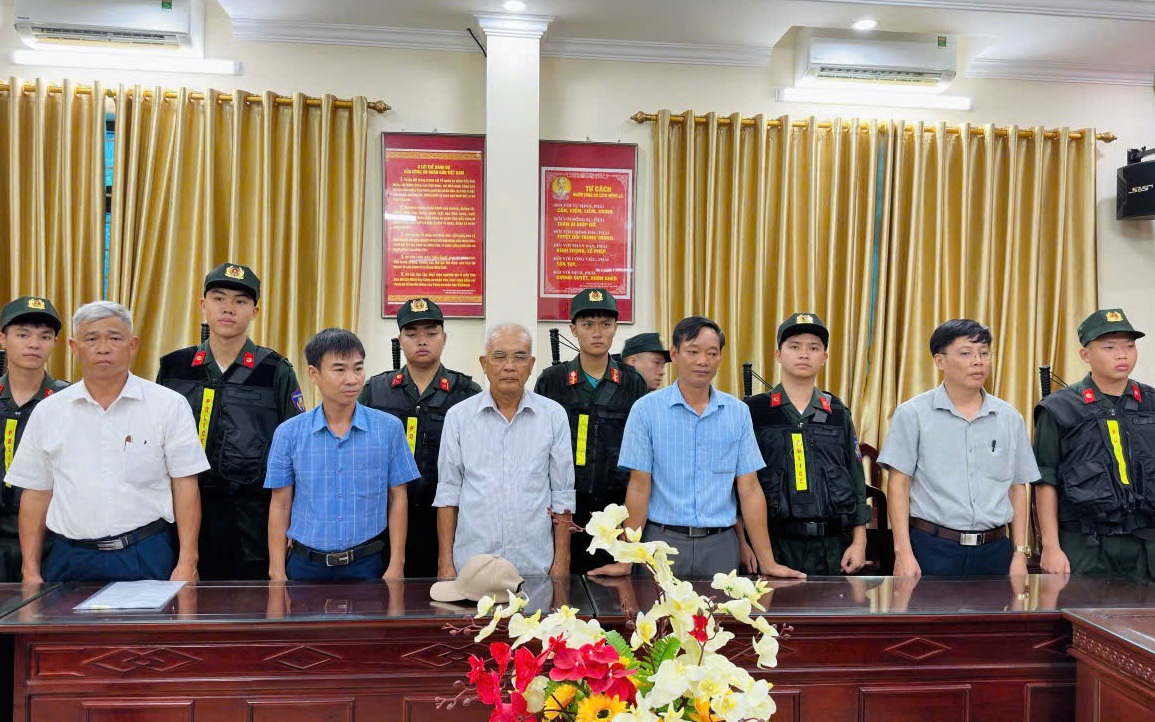 Bắt tạm giam một loạt "quan xã"