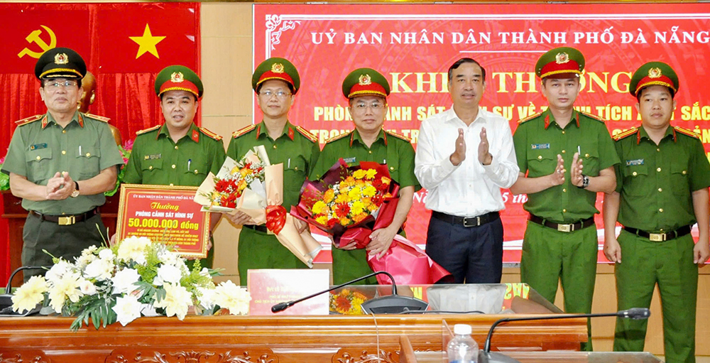 Chủ tịch UBND TP Đ&agrave; Nẵng khen thưởng c&aacute;c lực lượng thuộc c&ocirc;ng an th&agrave;nh phố- Ảnh 1.