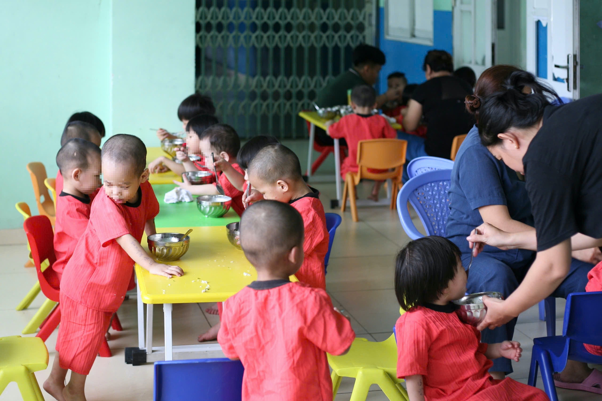 Hình ảnh các bé Mái ấm Hoa Hồng ăn ngoan, vui chơi ở ngôi nhà mới- Ảnh 1.