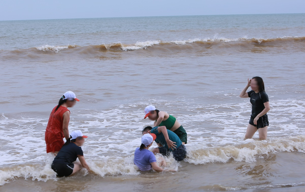 Đ&atilde; cấm biển ứng ph&oacute; si&ecirc;u b&atilde;o Yagi, du kh&aacute;ch vẫn v&ocirc; tư tắm, cưỡi ca-n&ocirc; ở biển Sầm Sơn- Ảnh 1.