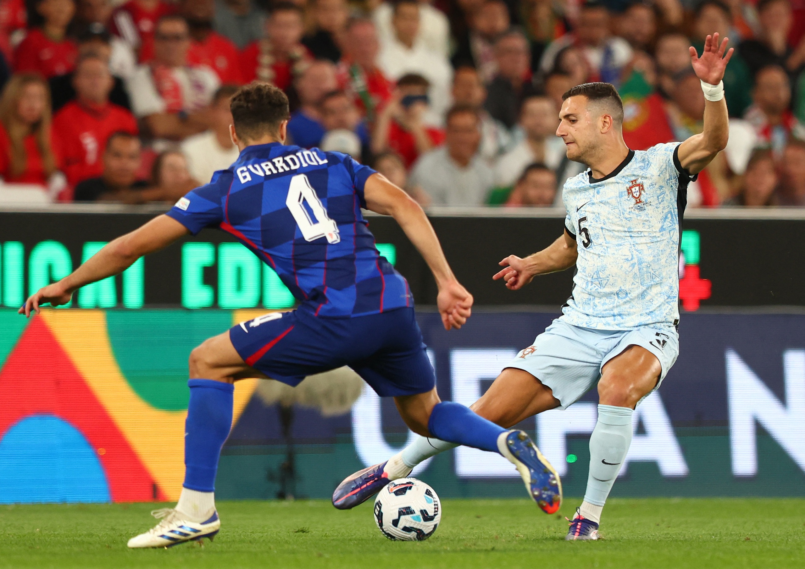 Ronaldo b&ugrave;ng nổ b&agrave;n thắng thứ 900, Bồ Đ&agrave;o Nha thắng &aacute; qu&acirc;n Nations League- Ảnh 2.