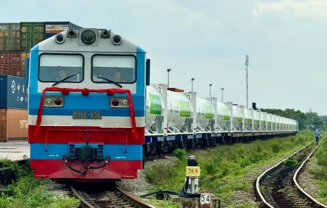 Lần đầu c&oacute; đo&agrave;n t&agrave;u chở kh&iacute; h&oacute;a lỏng từ Nam ra Bắc- Ảnh 1.