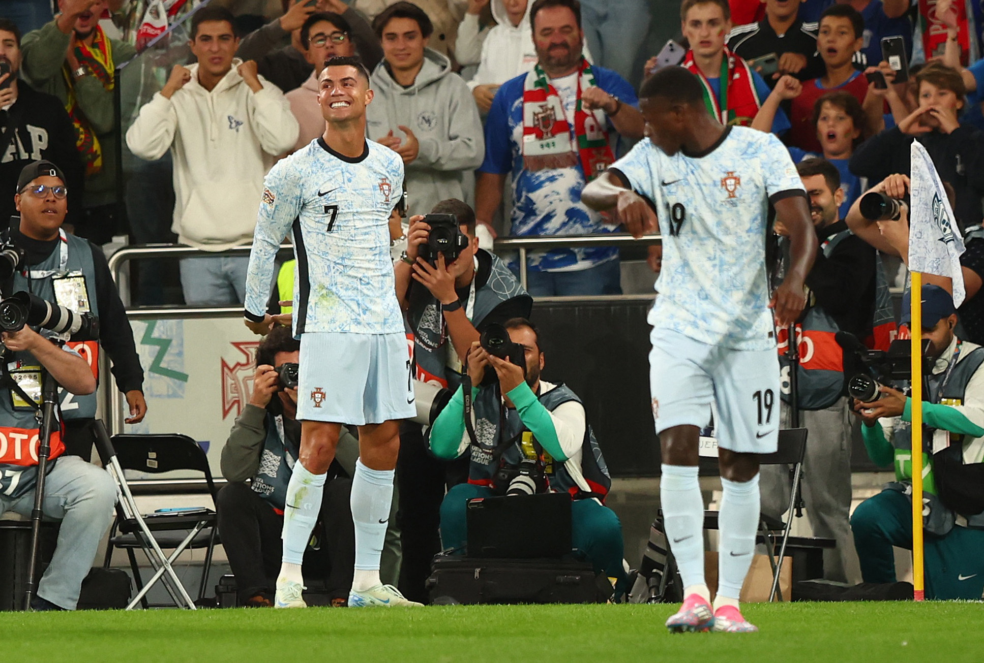 Ronaldo b&ugrave;ng nổ b&agrave;n thắng thứ 900, Bồ Đ&agrave;o Nha thắng &aacute; qu&acirc;n Nations League- Ảnh 3.