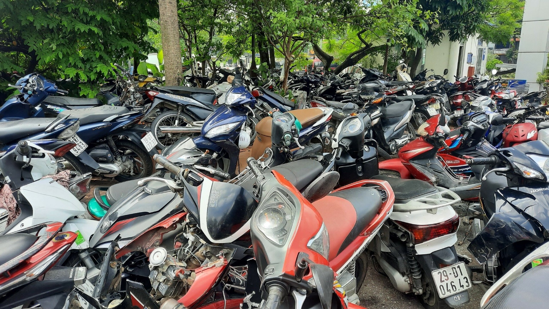 Cục Cảnh sát giao thông cho hay tình trạng quá tải bãi tạm giữ phương tiện vi phạm diễn ra tại các tỉnh, thành (ảnh một bãi giữ xe chật kín ở TP Hà Nội). Ảnh: NGUYỄN HƯỞNG