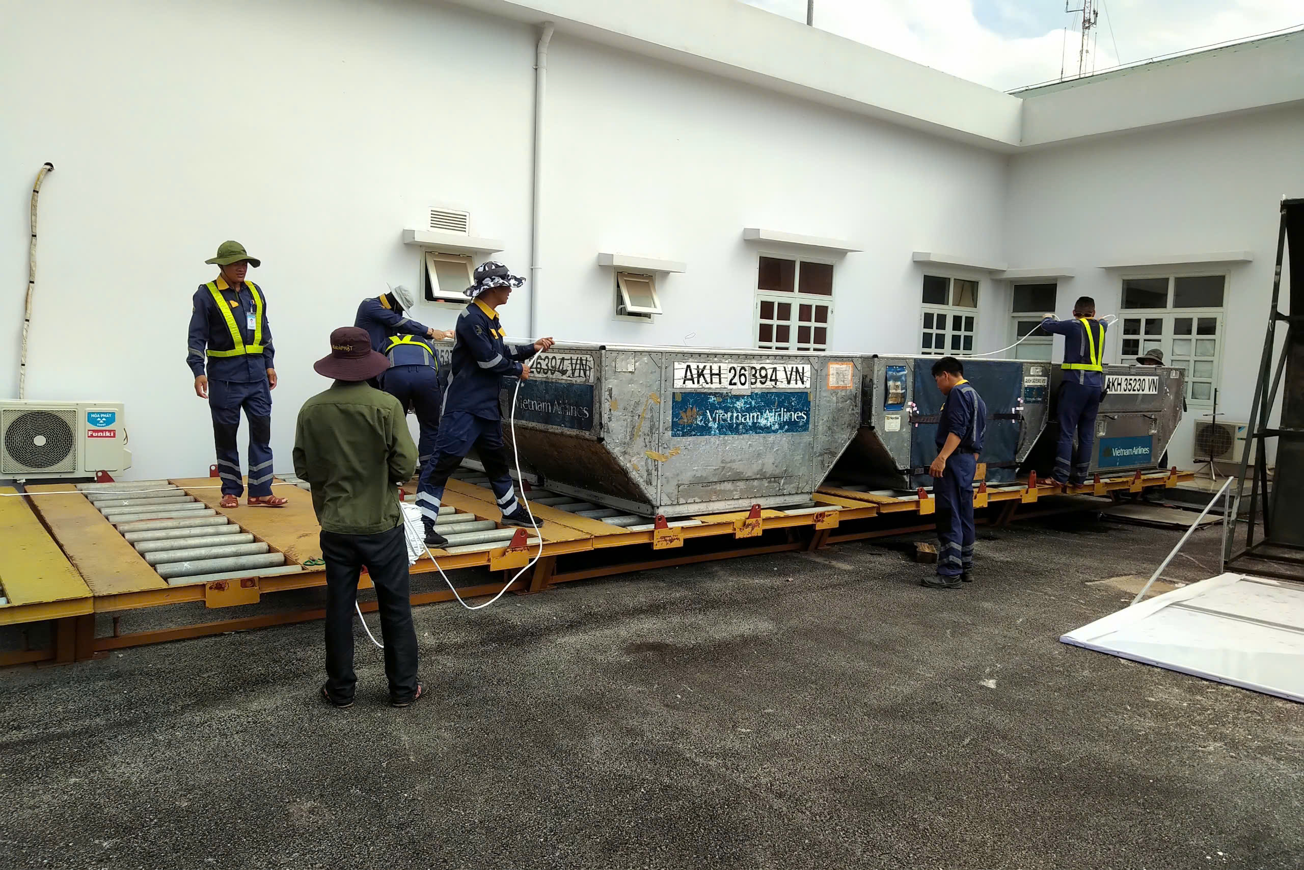 "Đột nhập" s&acirc;n bay Nội B&agrave;i, V&acirc;n Đồn trước giờ đ&oacute;ng cửa chống b&atilde;o- Ảnh 18.