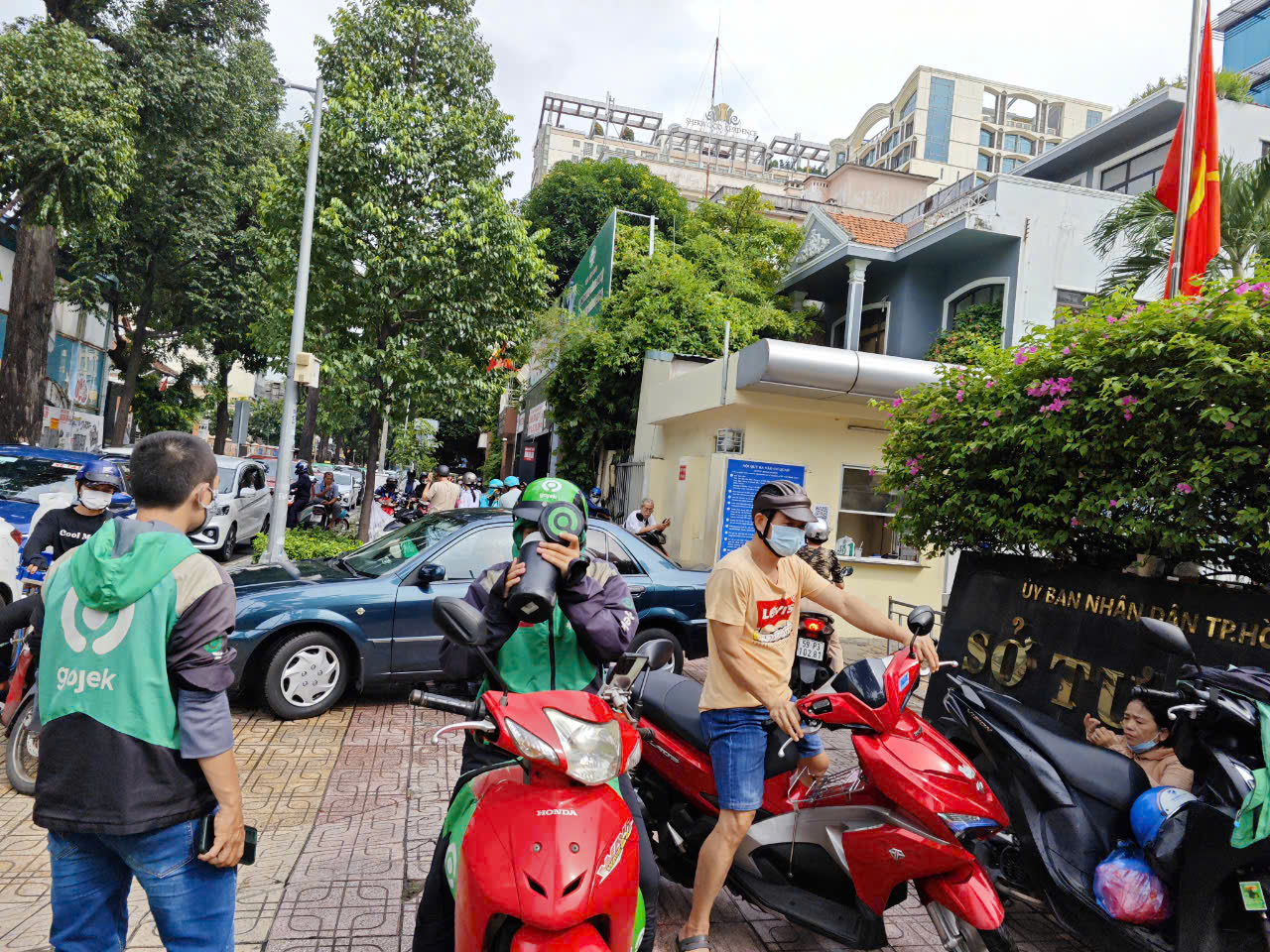 T&agrave;i xế Gojek đổ x&ocirc; l&agrave;m thủ tục để chuyển sang 3 h&atilde;ng kh&aacute;c- Ảnh 2.