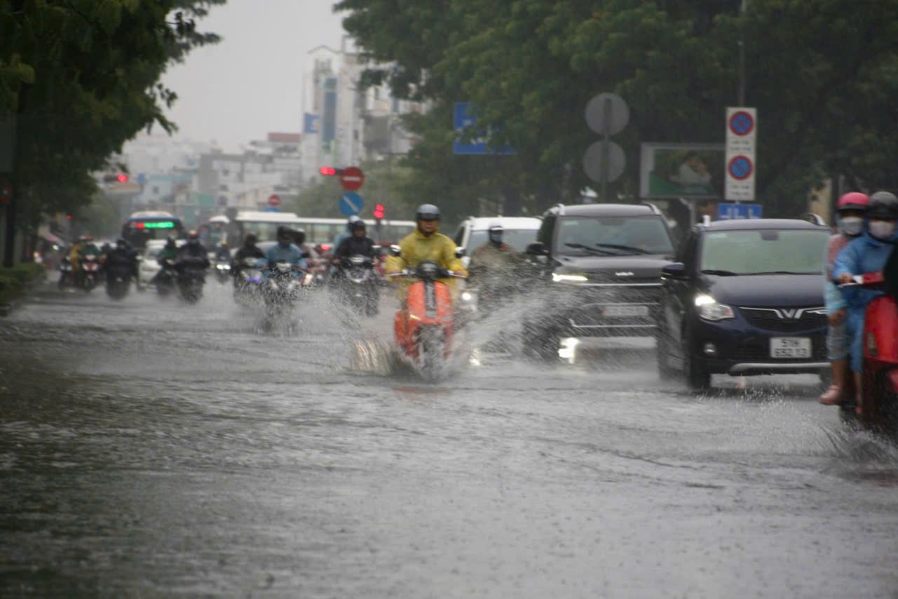 Ảnh hưởng b&atilde;o số 3: TP HCM v&agrave; Nam Bộ mưa to, gi&oacute; giật mạnh- Ảnh 1.
