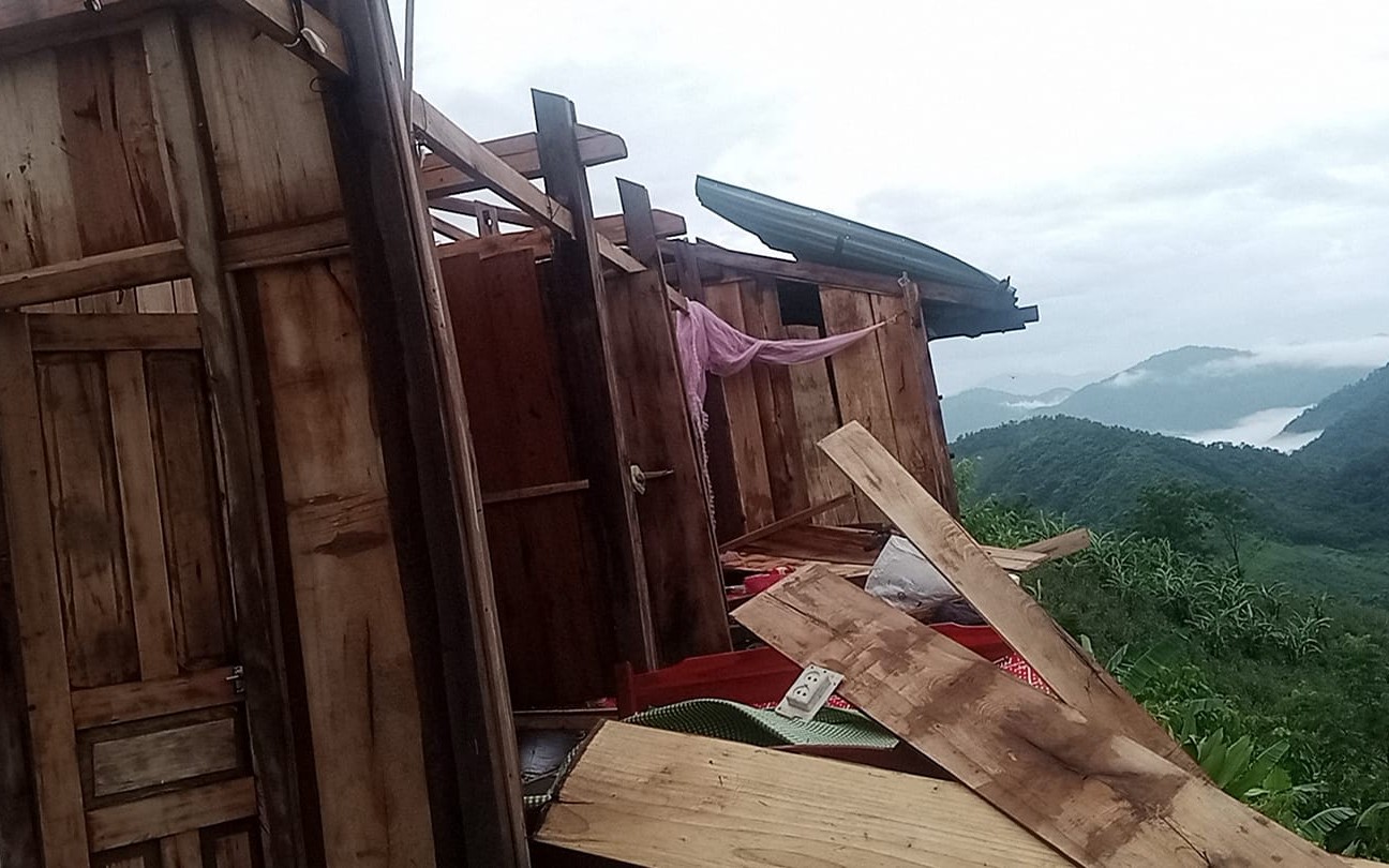 Dông lốc thổi tốc mái 60 ngôi nhà ở huyện biên giới Thanh Hóa