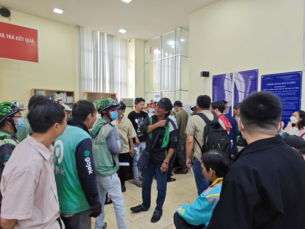 T&agrave;i xế Gojek đổ x&ocirc; l&agrave;m thủ tục để chuyển sang 3 h&atilde;ng kh&aacute;c- Ảnh 3.