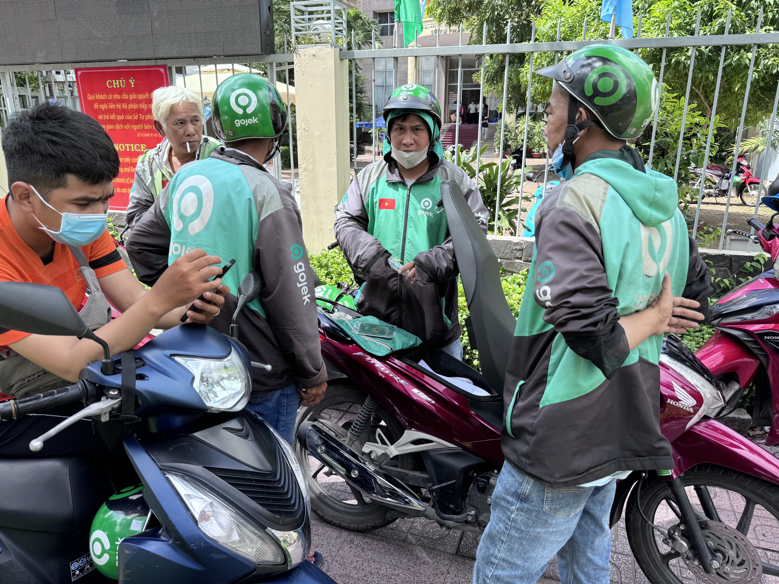 T&agrave;i xế Gojek đổ x&ocirc; l&agrave;m thủ tục để chuyển sang 3 h&atilde;ng kh&aacute;c- Ảnh 1.