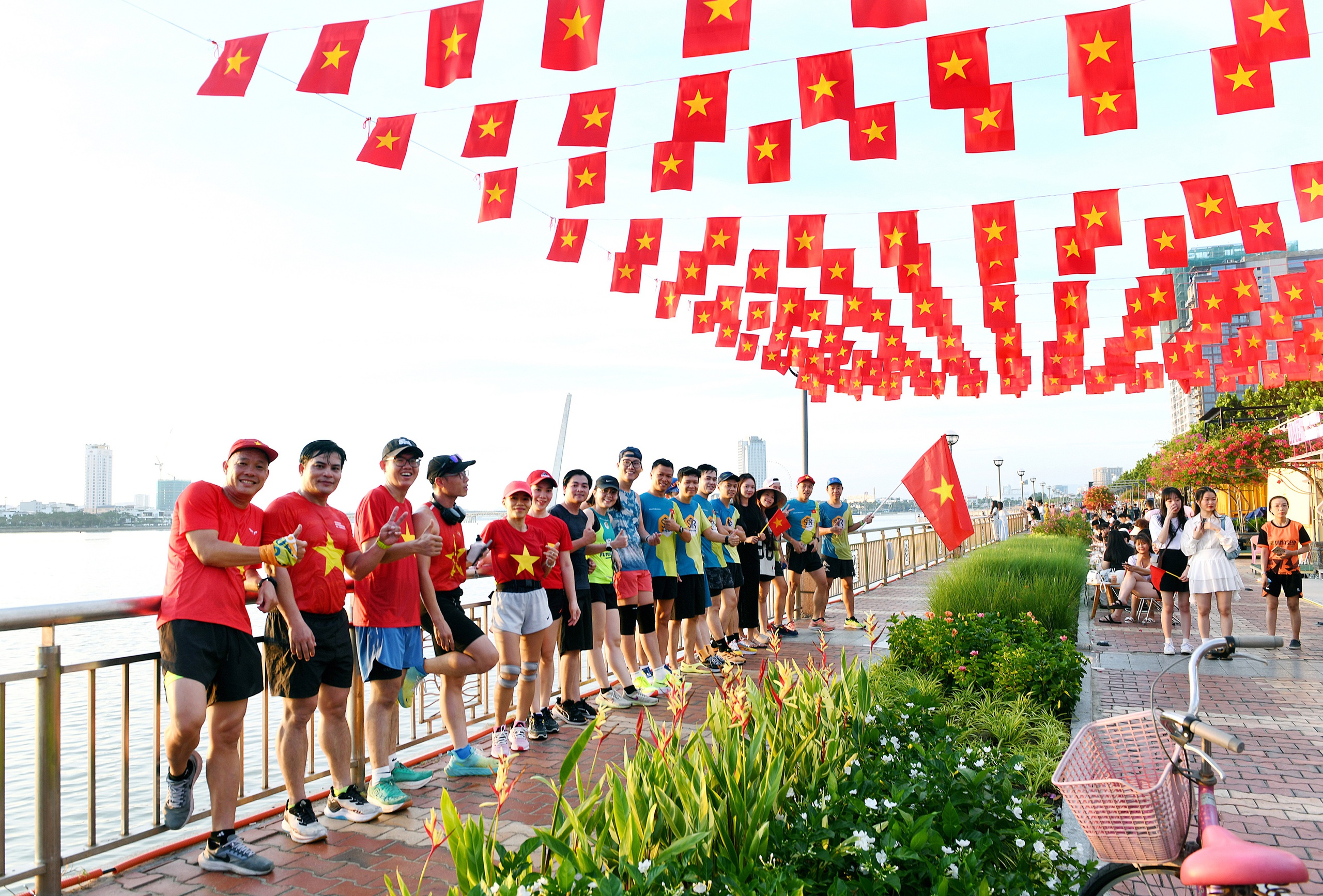Ảnh đẹp trong tuần: Nhịp sống b&igrave;nh y&ecirc;n ở Đ&agrave; Nẵng, Quảng Trị- Ảnh 2.