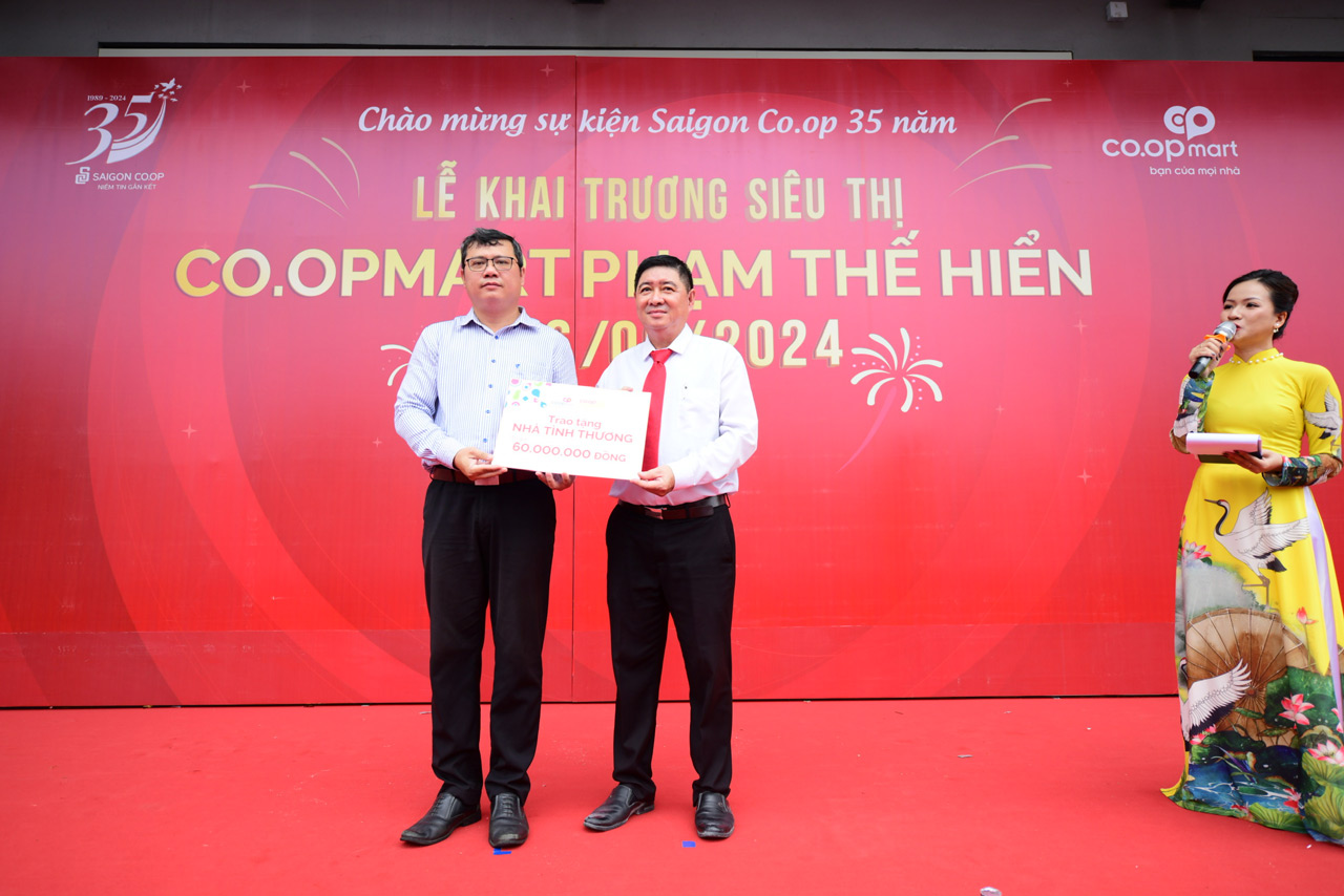 Saigon Co.op trao tặng nhà tình thương trị giá 60.000.000 VND đến Uỷ ban mặt trận Tổ quốc Việt Nam phường 6